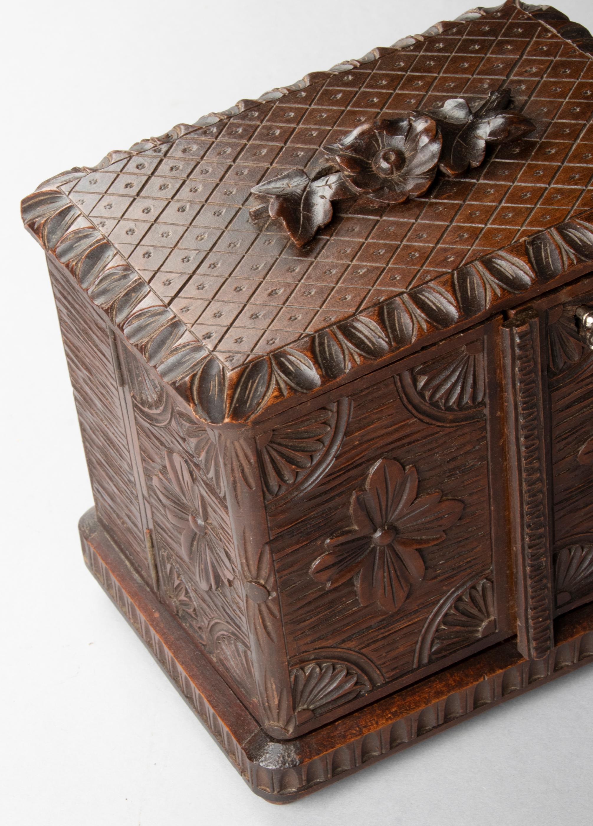 19th Century Cigar Box Walnut Black Forest 9