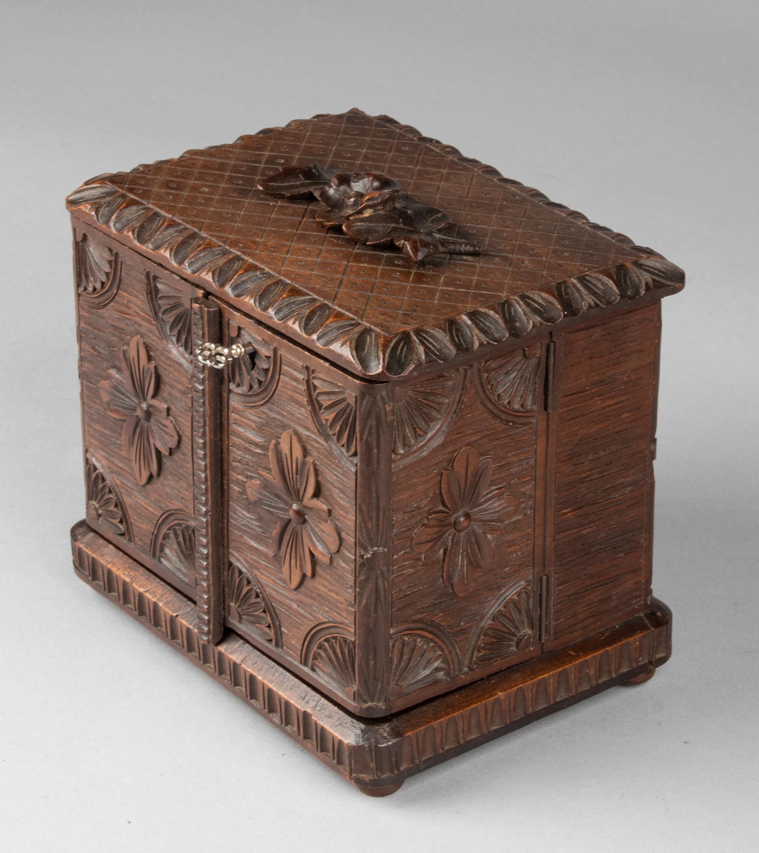 19th Century Cigar Box Walnut Black Forest In Good Condition In Casteren, Noord-Brabant