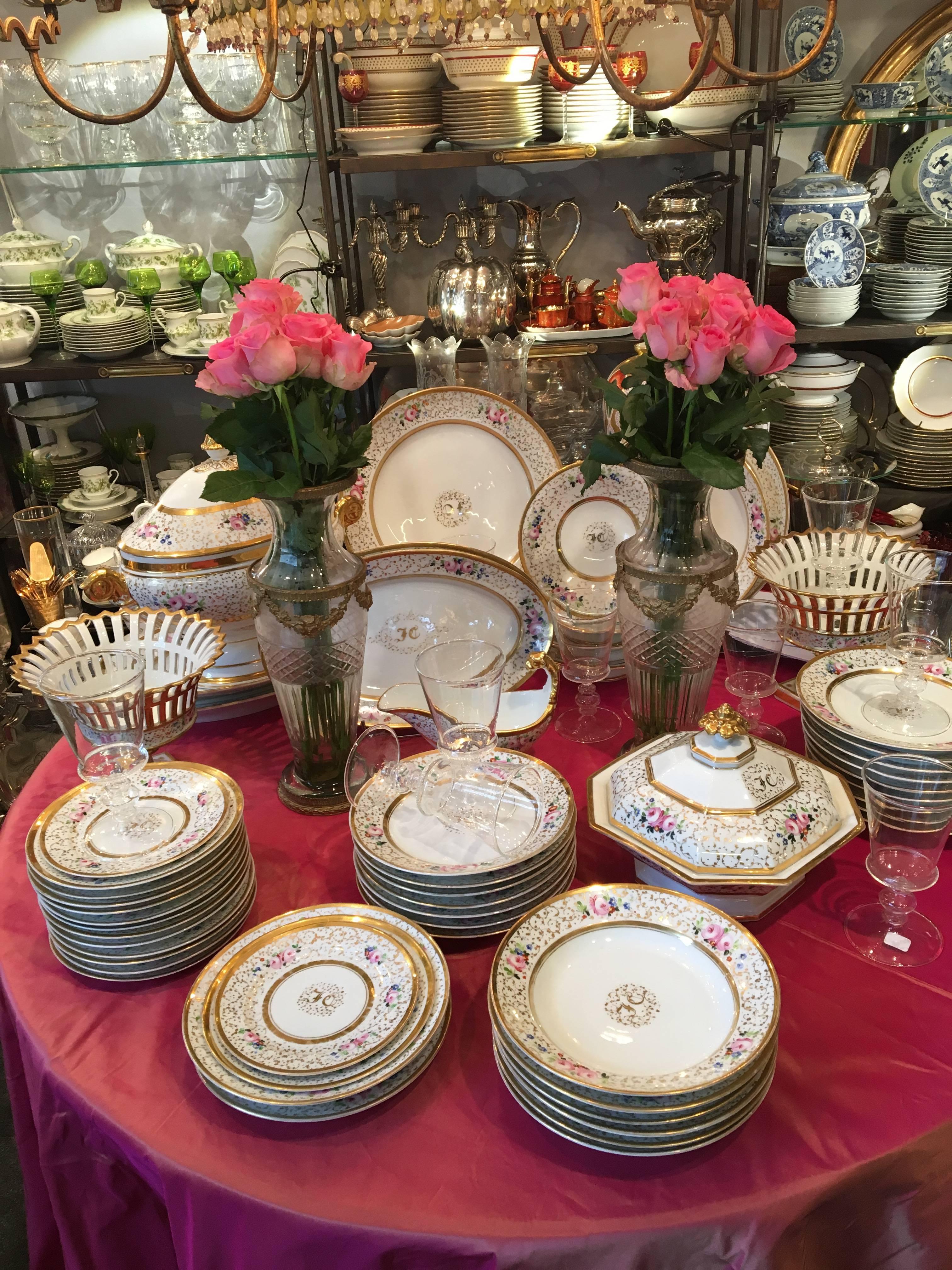 Splendid Restauration period Porcelaine de Paris table service including around 60 pieces such as tureens, vegetable dishes, service plates, comports, flat plates, hollow plates, dessert plates, etc...
circa 1830.

In good condition.

(The