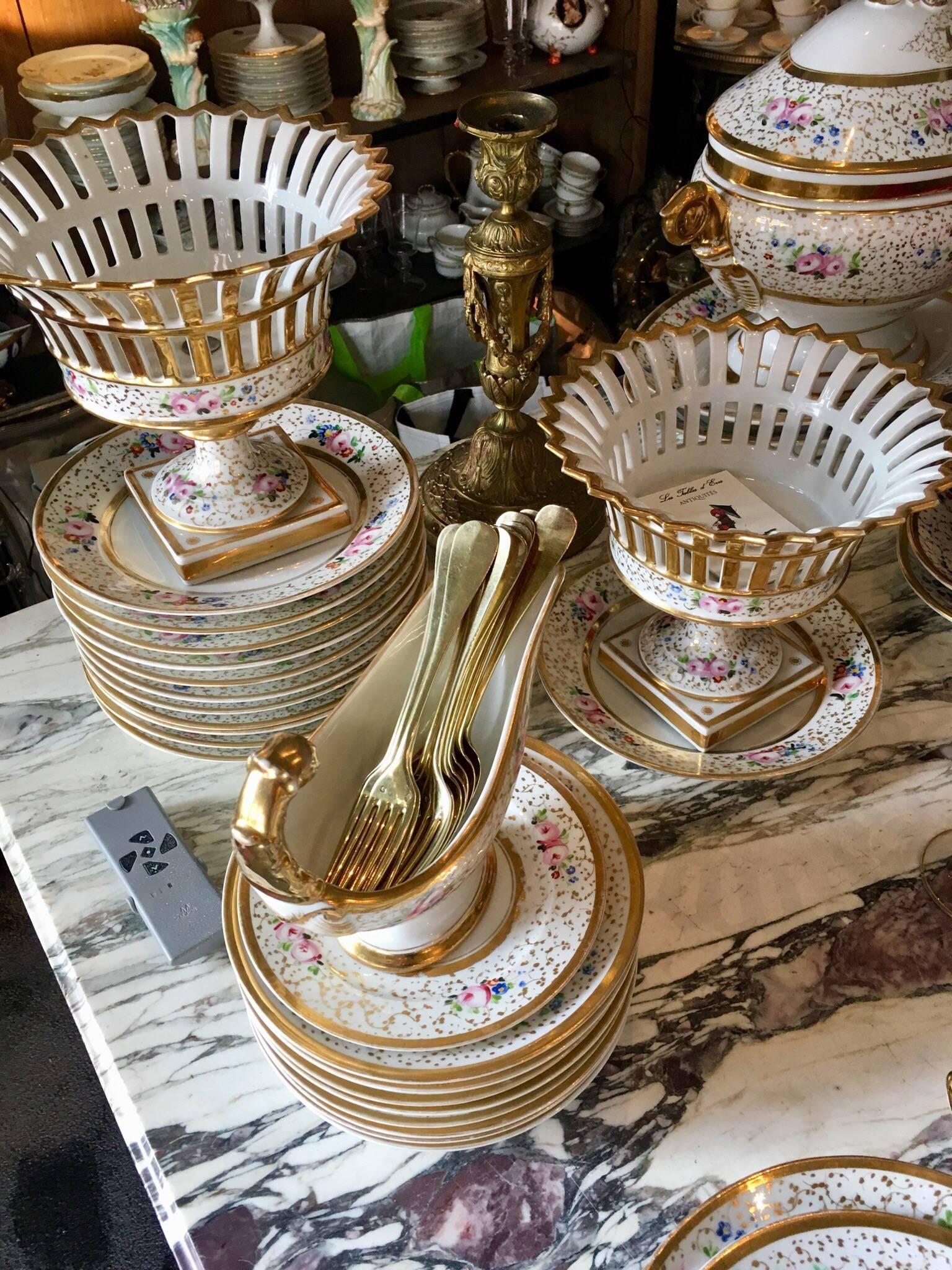 19th Century circa 1830 Porcelaine de Paris Table Service, Porcelain For Sale 2