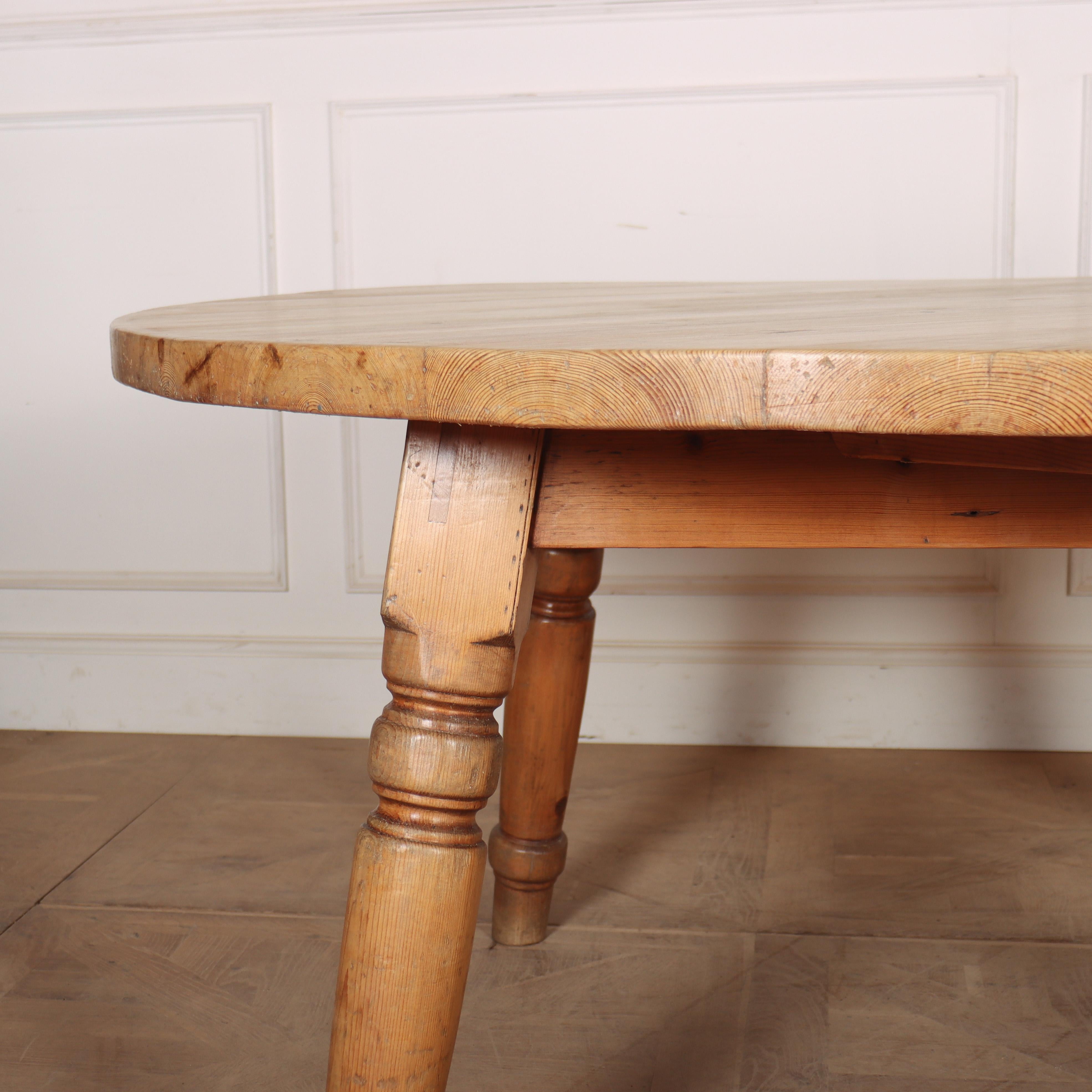 Maravillosa mesa de comedor circular de pino del siglo XIX con tablero fregado de 4 cm de grosor. 1850.

Código 8604

Dimensiones:
H: 77,5 cm (30,5