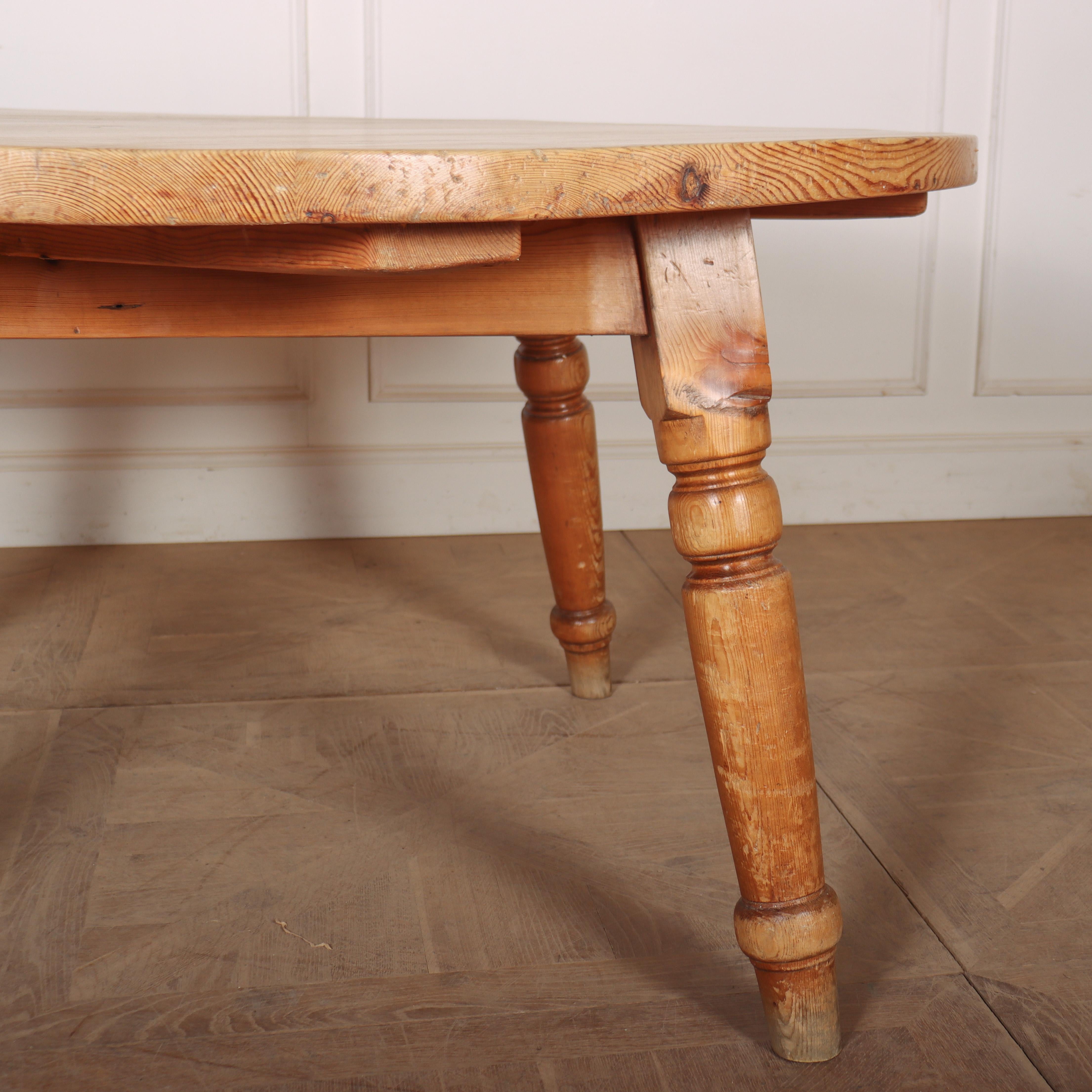 Mesa de comedor circular de pino del siglo XIX Victoriano en venta