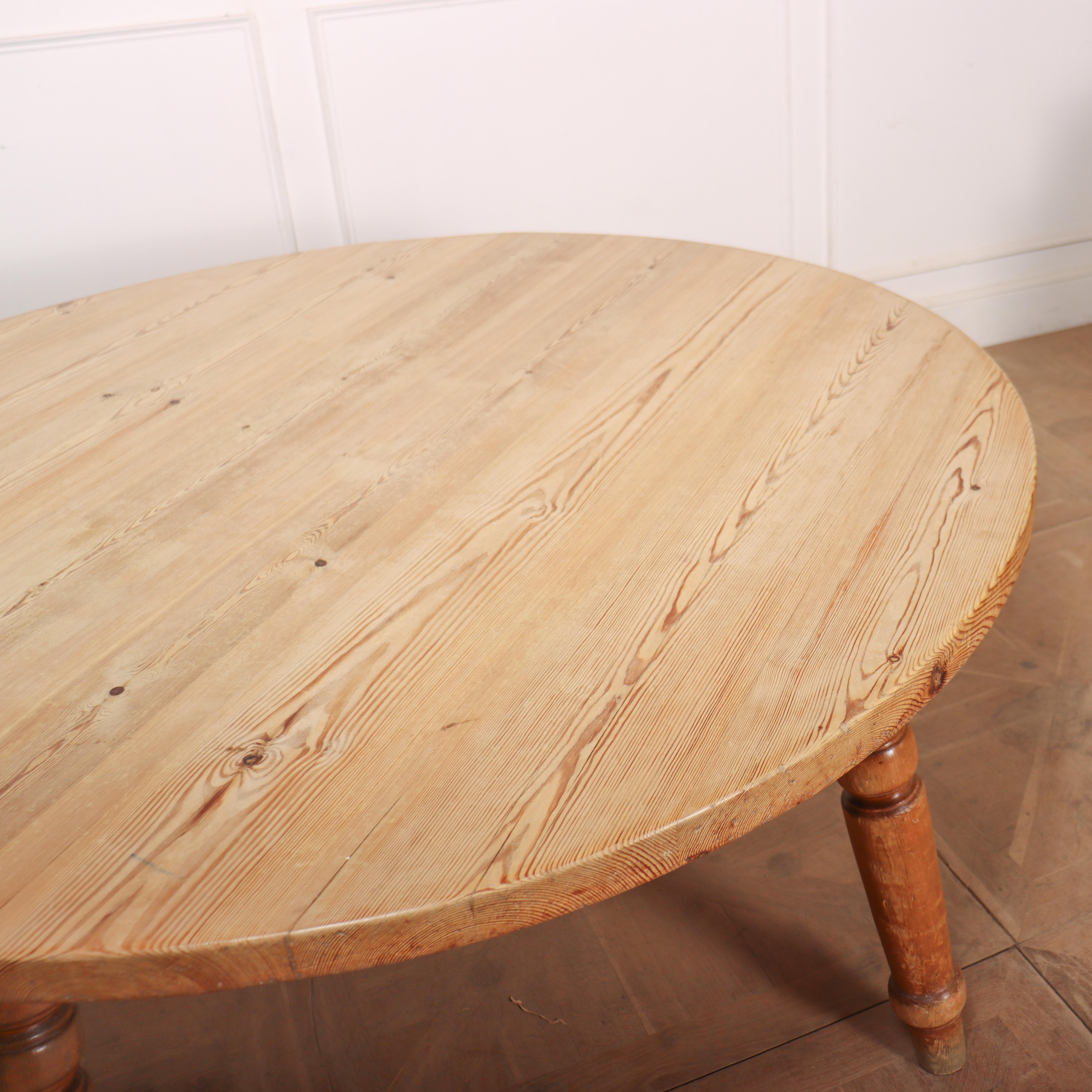 Mesa de comedor circular de pino del siglo XIX en venta 1