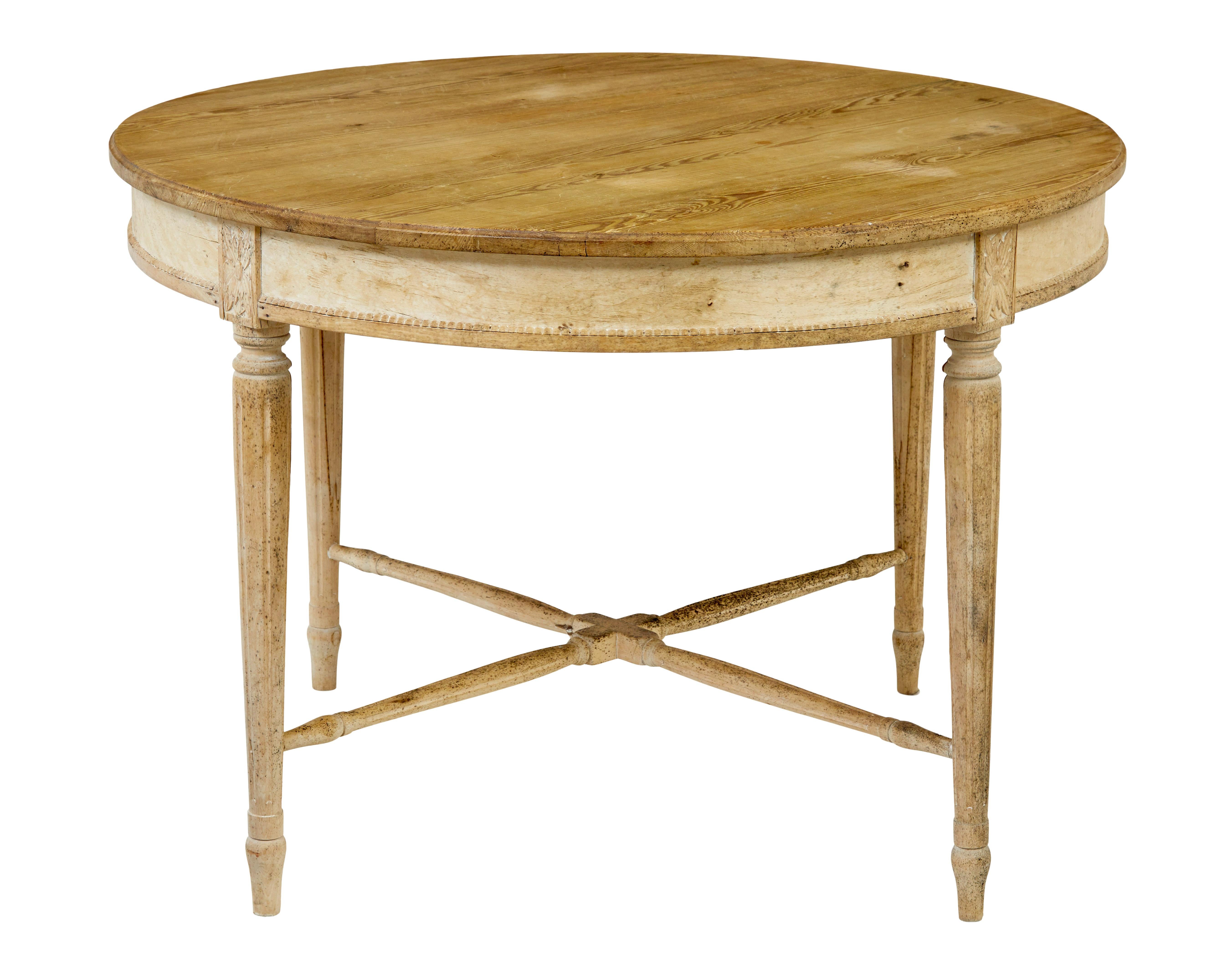 Table de salle à manger circulaire en pin scandinave du 19e siècle, vers 1890.

Table circulaire décorative de bonne qualité pour salle à manger / table centrale.  Dessus en pin nu qui a pris une belle patine.  Tablier généreux avec bord perlé et