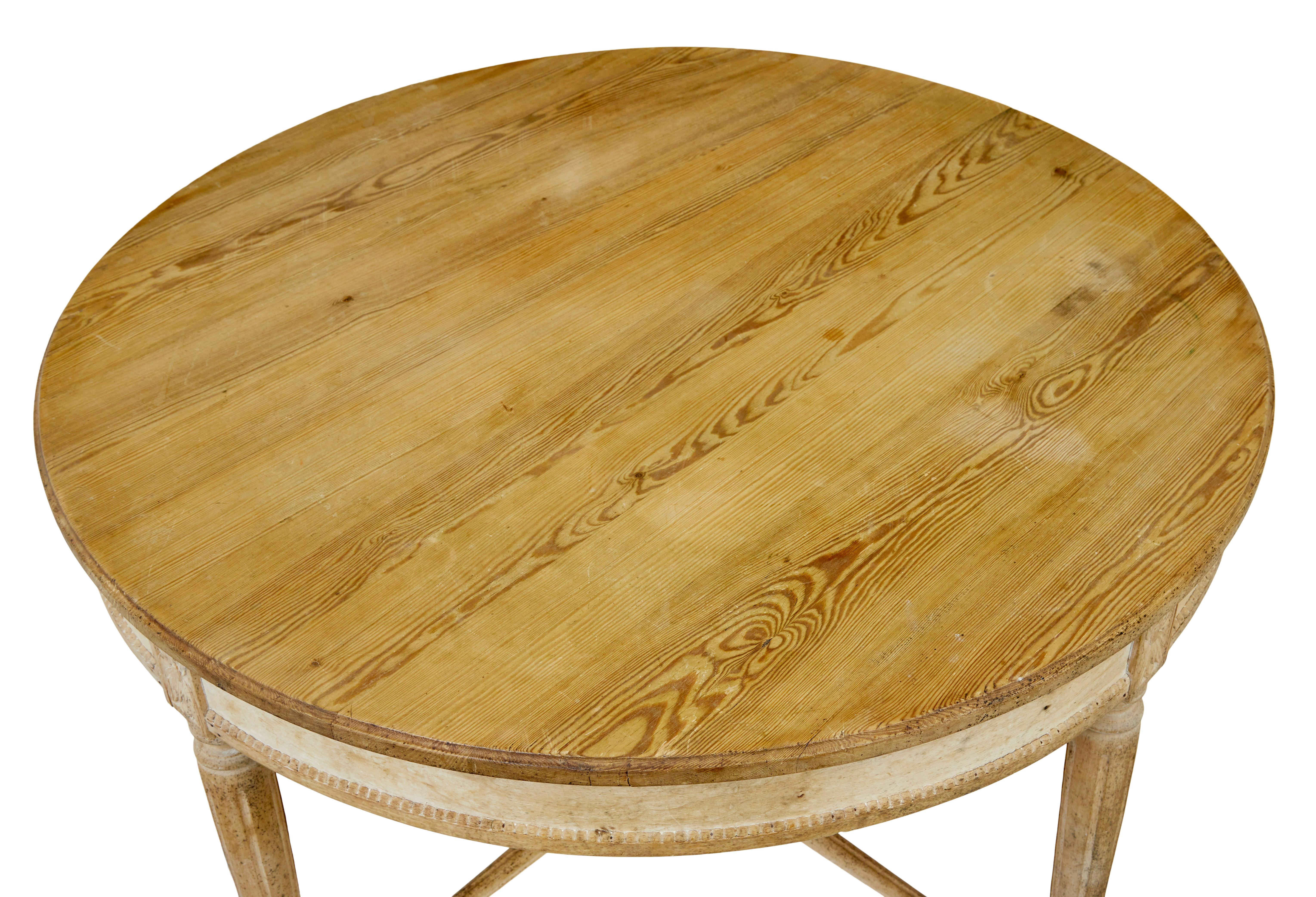 Victorien Table de salle à manger circulaire en pin scandinave du 19e siècle en vente