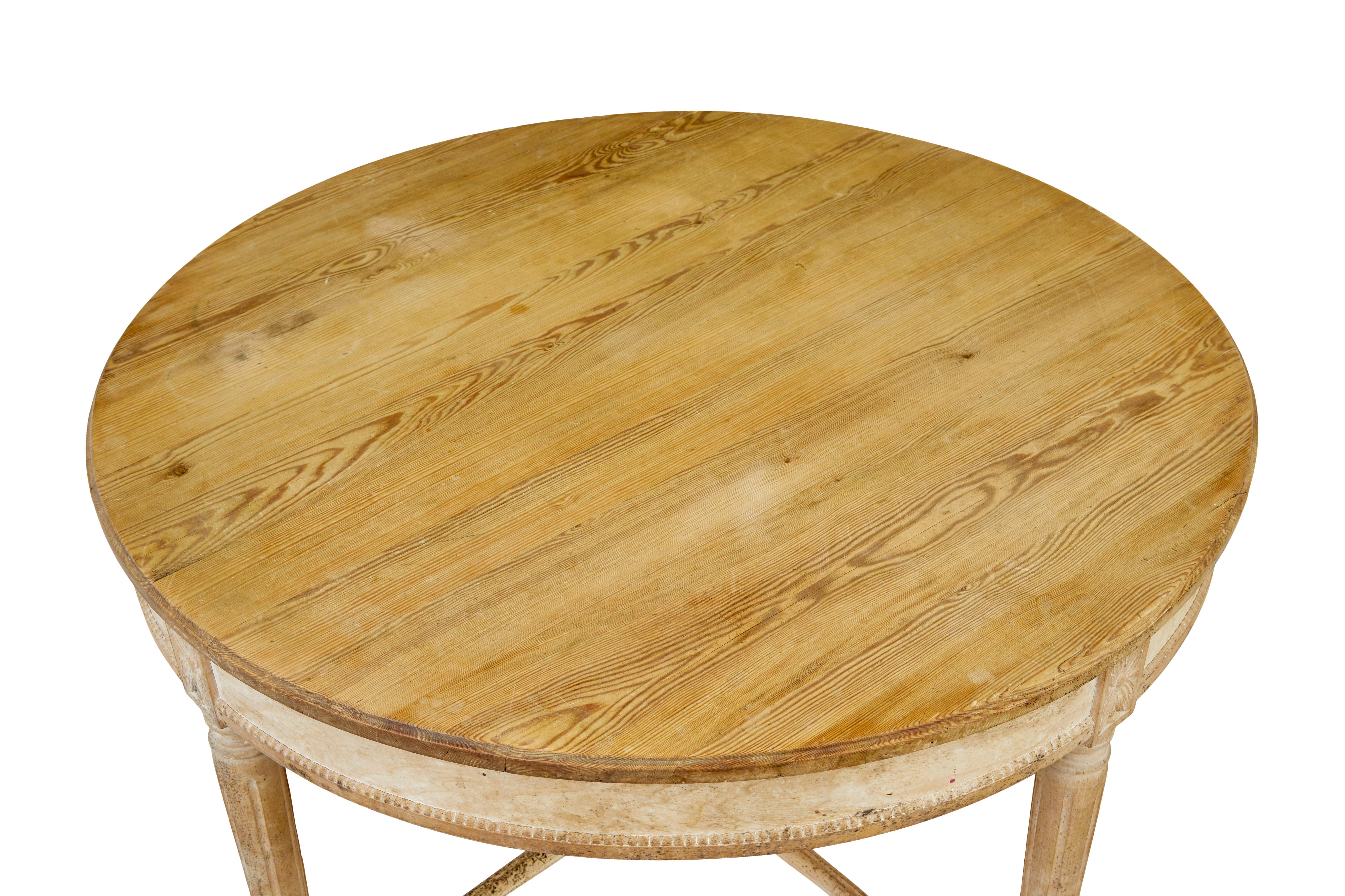 Suédois Table de salle à manger circulaire en pin scandinave du 19e siècle en vente