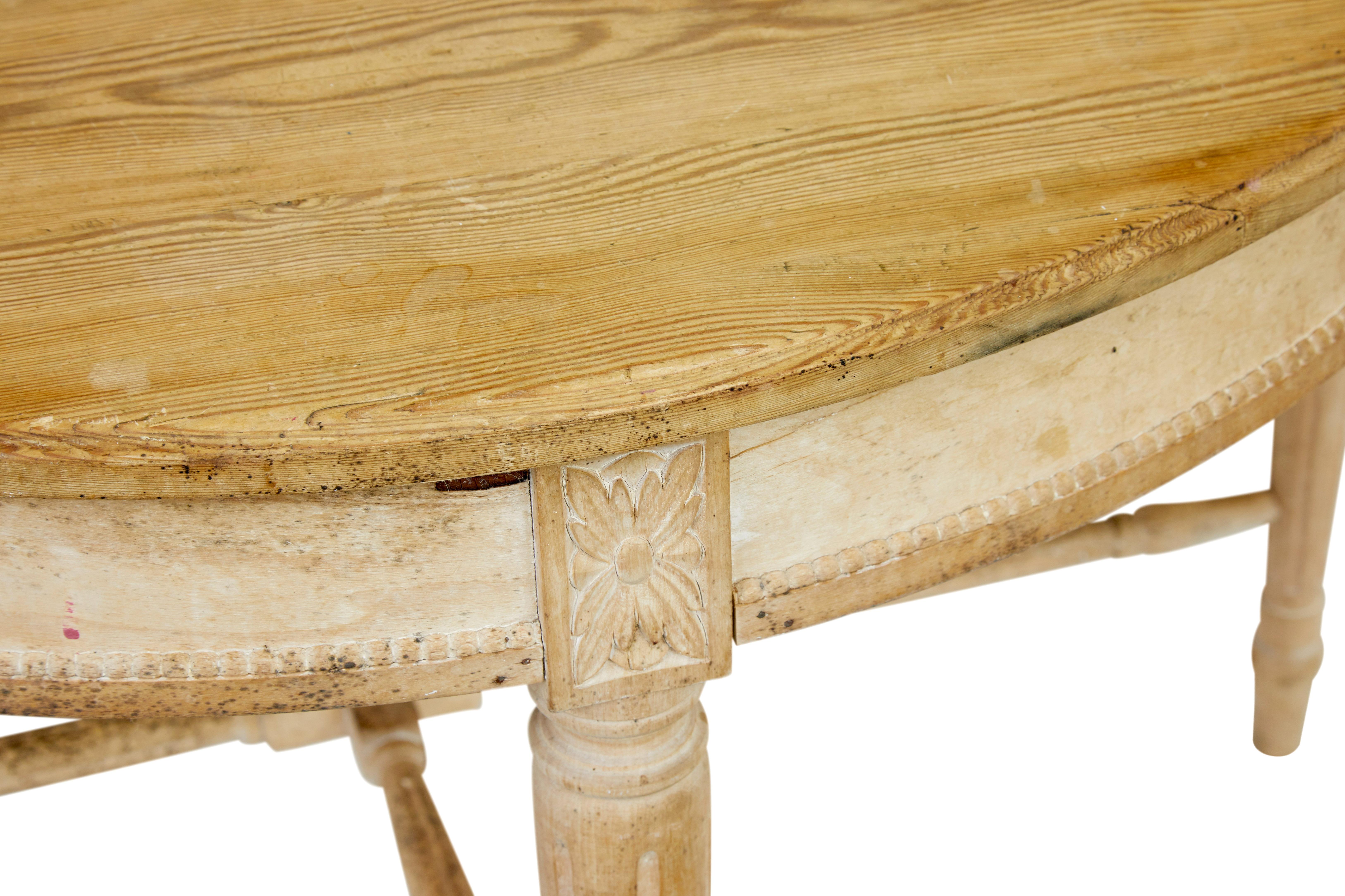Sculpté Table de salle à manger circulaire en pin scandinave du 19e siècle en vente