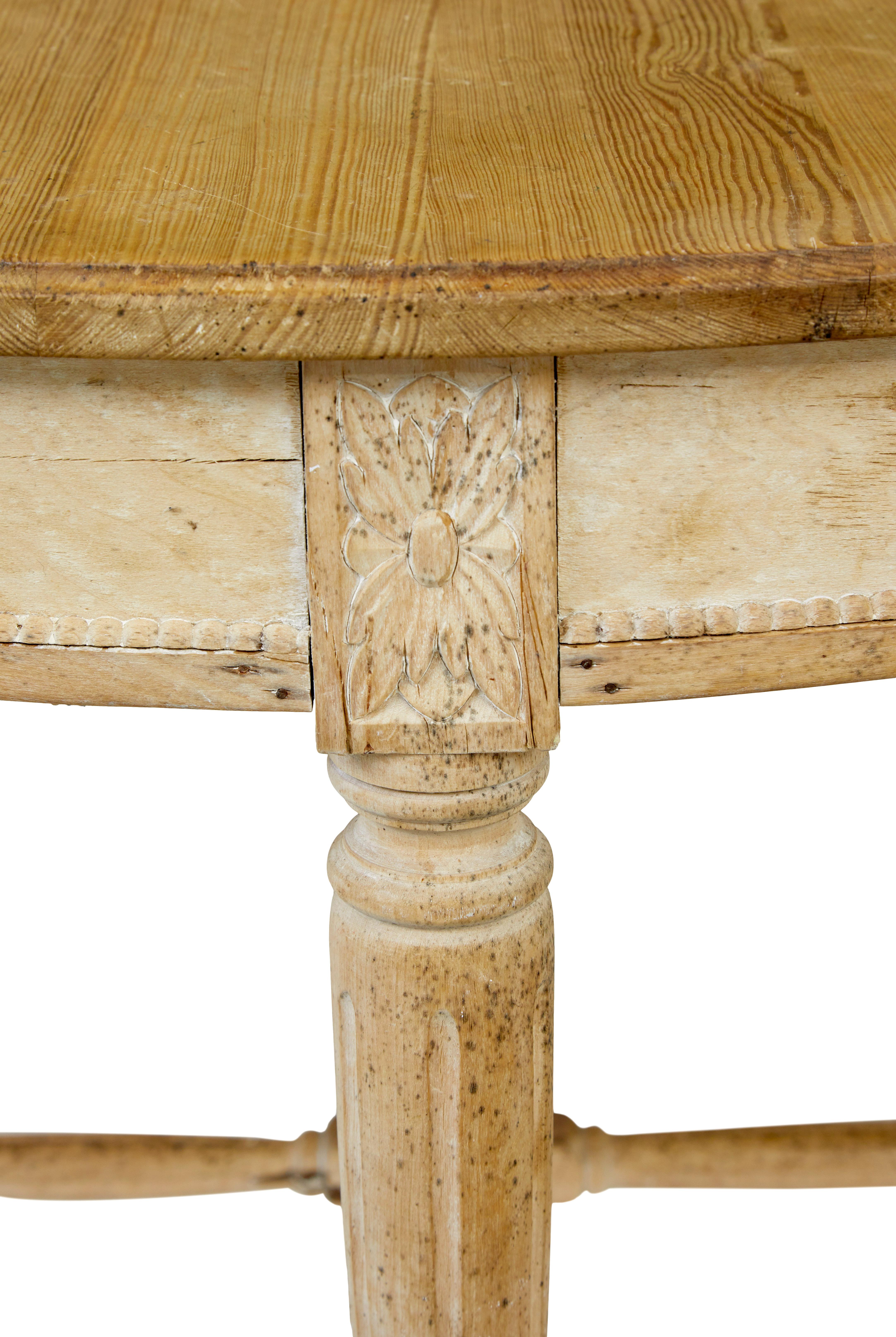 XIXe siècle Table de salle à manger circulaire en pin scandinave du 19e siècle en vente
