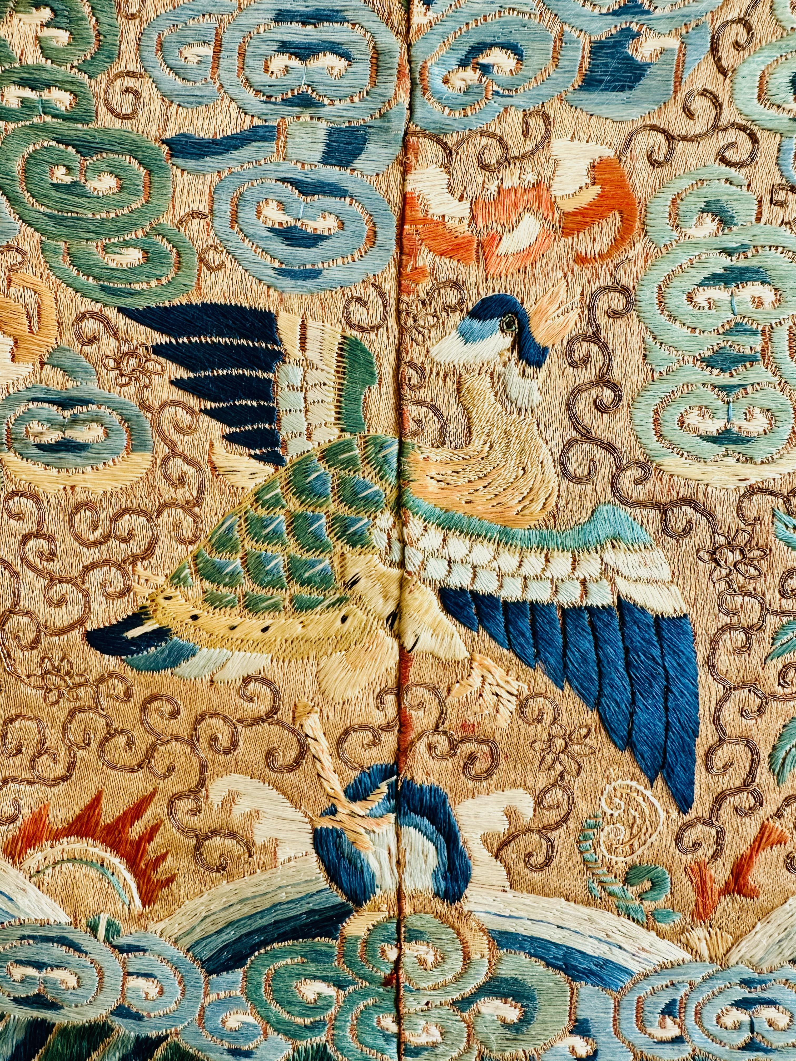 Insignia de rango bordada en seda de la dinastía Qing, decorada con un pato mandarín, que denota a un funcionario del Séptimo Rango. Las insignias con patos son relativamente raras.

Esta insignia representa a un pato mandarín, con las alas