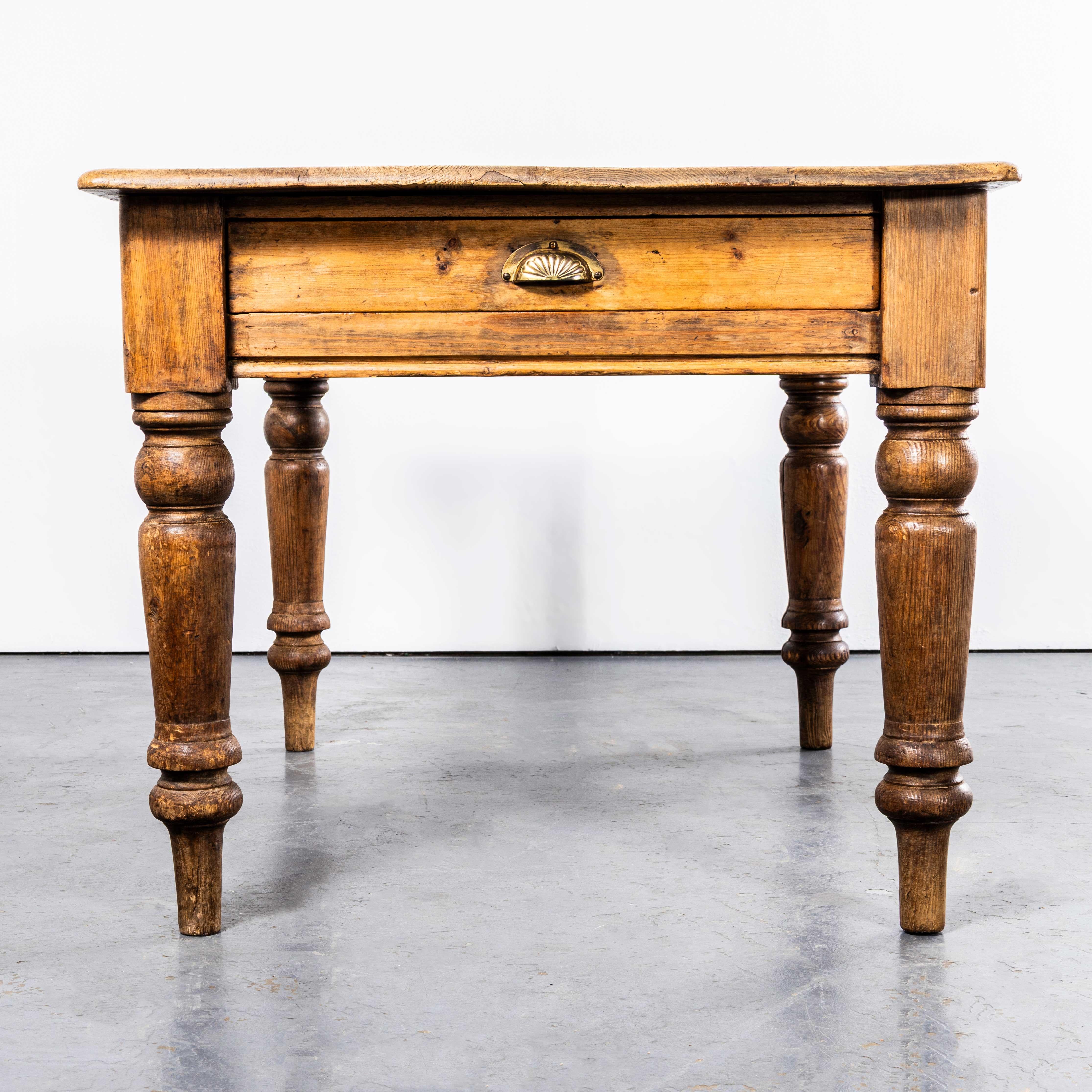 Table de cuisine et de salle à manger classique du 19e siècle à tiroirs en bout. 

Table victorienne galloise de caractère, bien proportionnée, avec une riche couleur dorée et du caractère. Magnifiquement fabriqué en pin massif. La table est