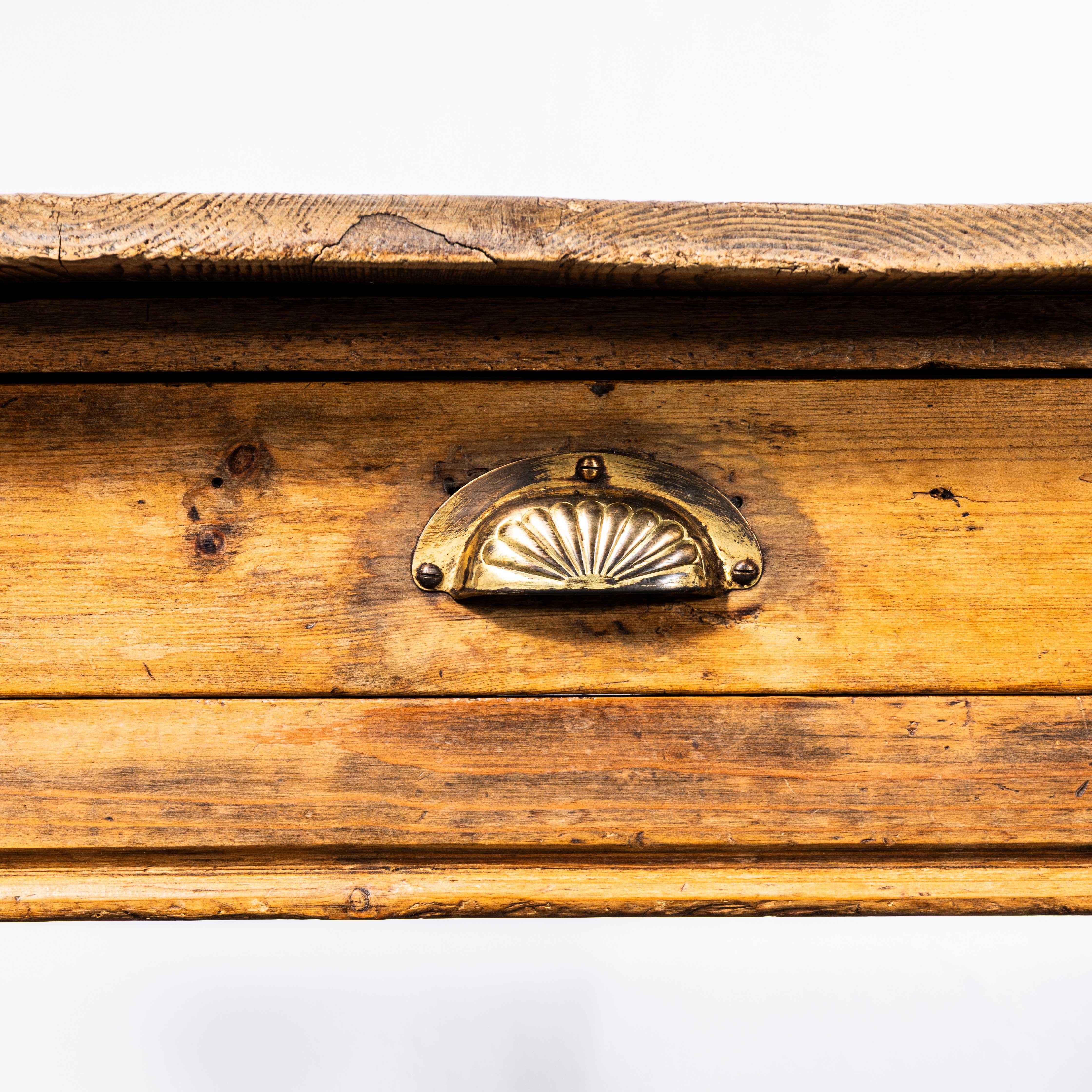 XIXe siècle Table de cuisine et de salle à manger classique du 19e siècle à tiroirs en bout, de gros calibre en vente