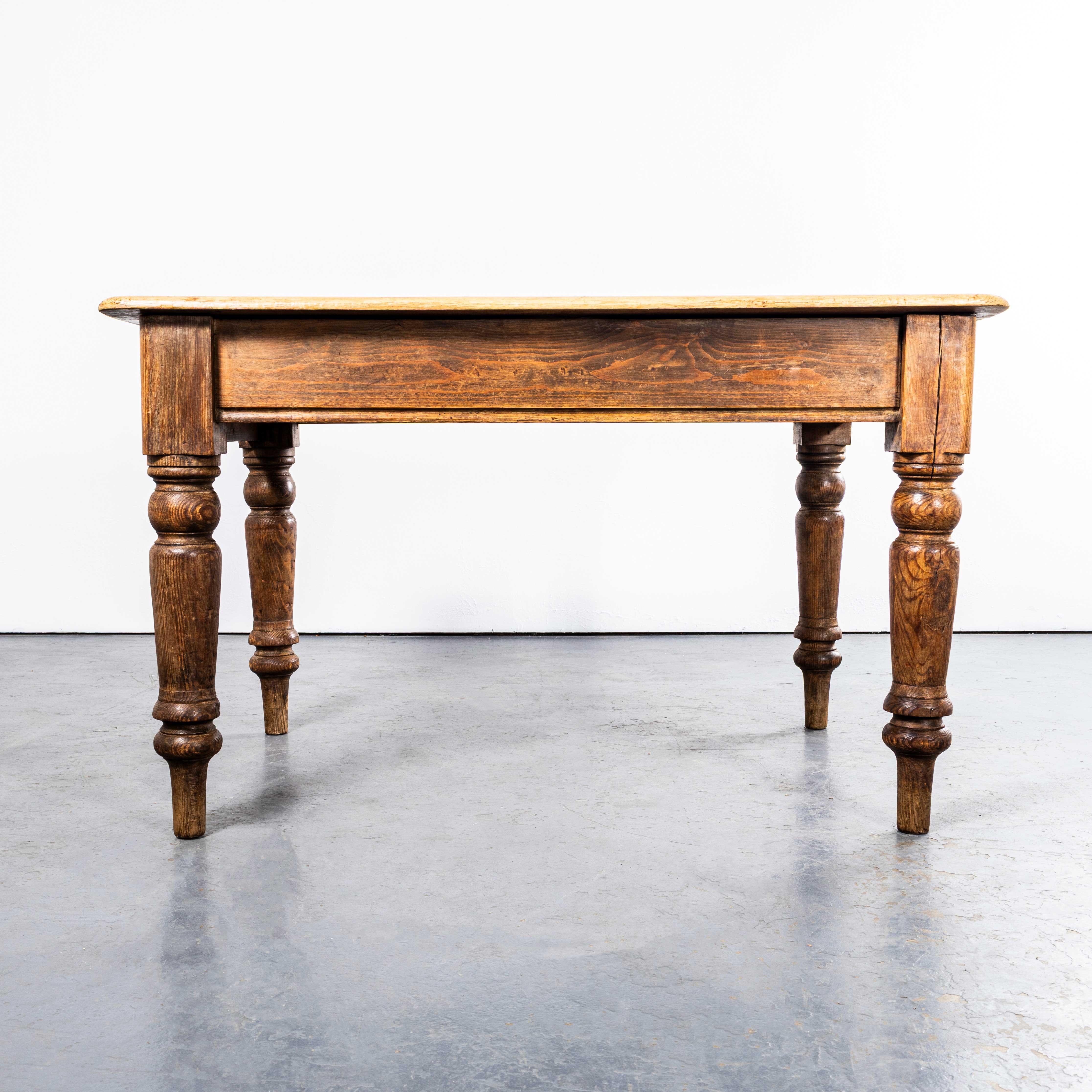 Pin Table de cuisine et de salle à manger classique du 19e siècle à tiroirs en bout, de gros calibre en vente