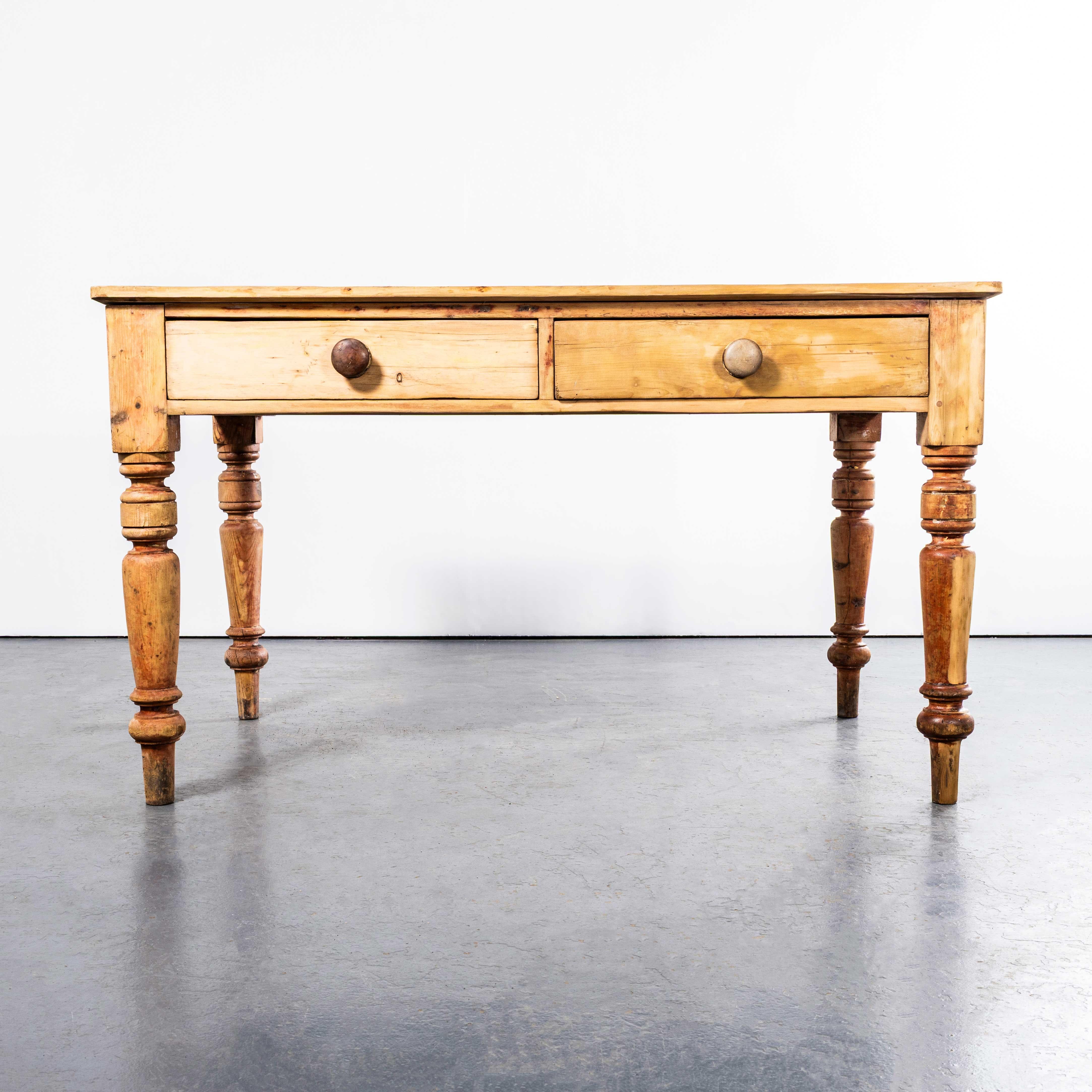 Table de salle à manger à deux tiroirs en pin classique du 19e siècle. 

Table victorienne galloise de caractère, bien proportionnée, avec une riche couleur dorée et du caractère. Magnifiquement fabriqué en pin massif. La table est fabriquée avec
