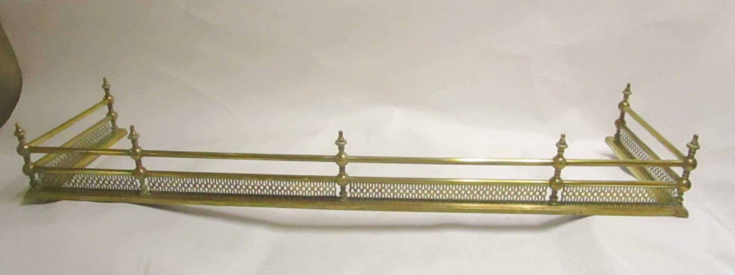 Guardabarros clásico de latón de la época de la Regencia con marco reticulado. Una pieza sólida y bonita de gran tamaño. Medidas interiores 59 pulgadas de ancho x 15,75 de fondo. Medidas totales anteriores.