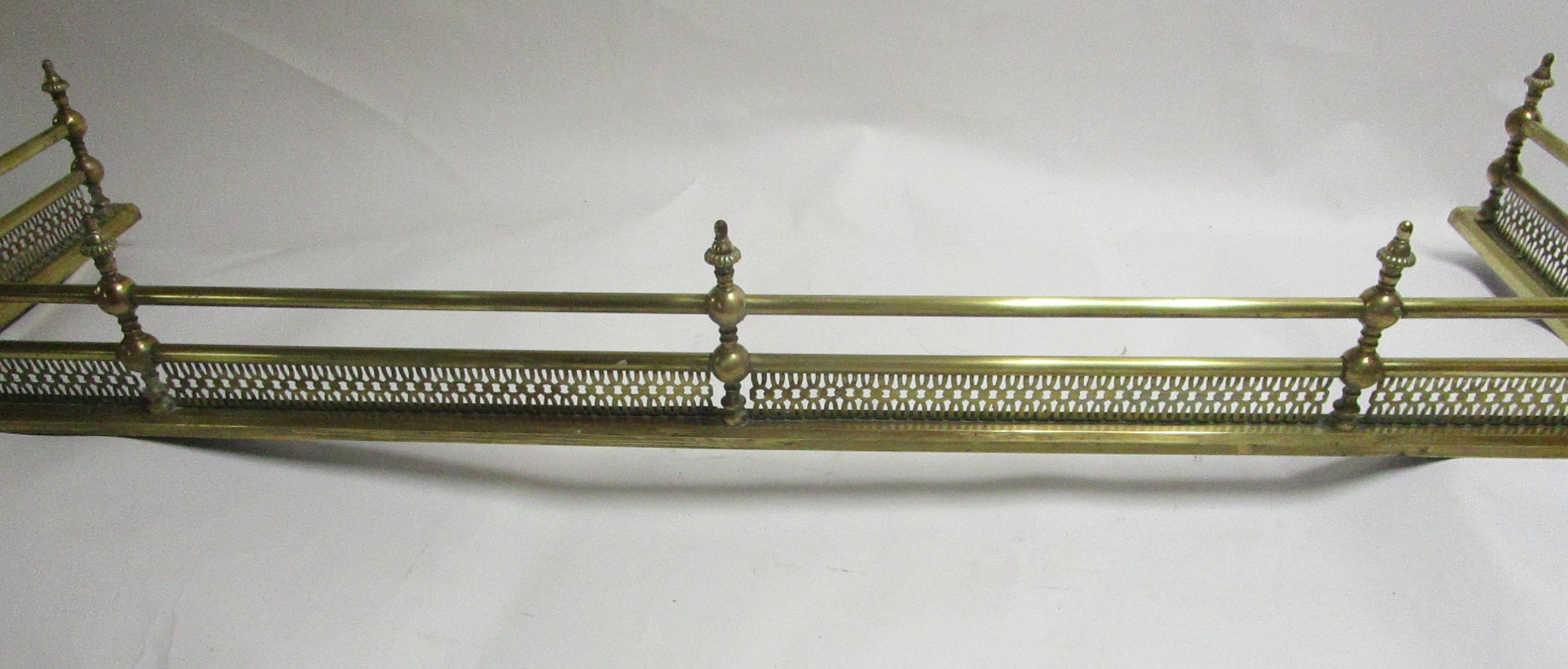 Defensa de chimenea clásica inglesa de latón de la Regencia del siglo XIX Inglés en venta