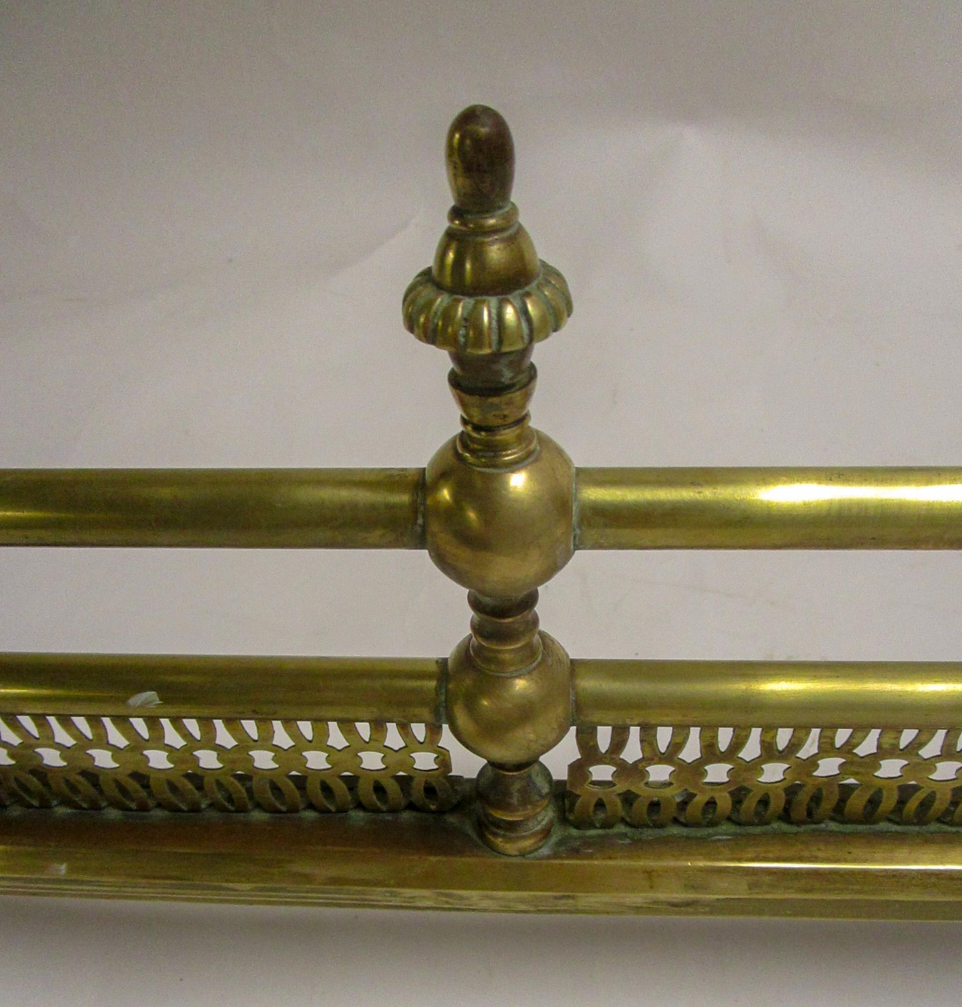19th Century Classic Regency English Brass Fireplace Fender In Good Condition For Sale In Savannah, GA