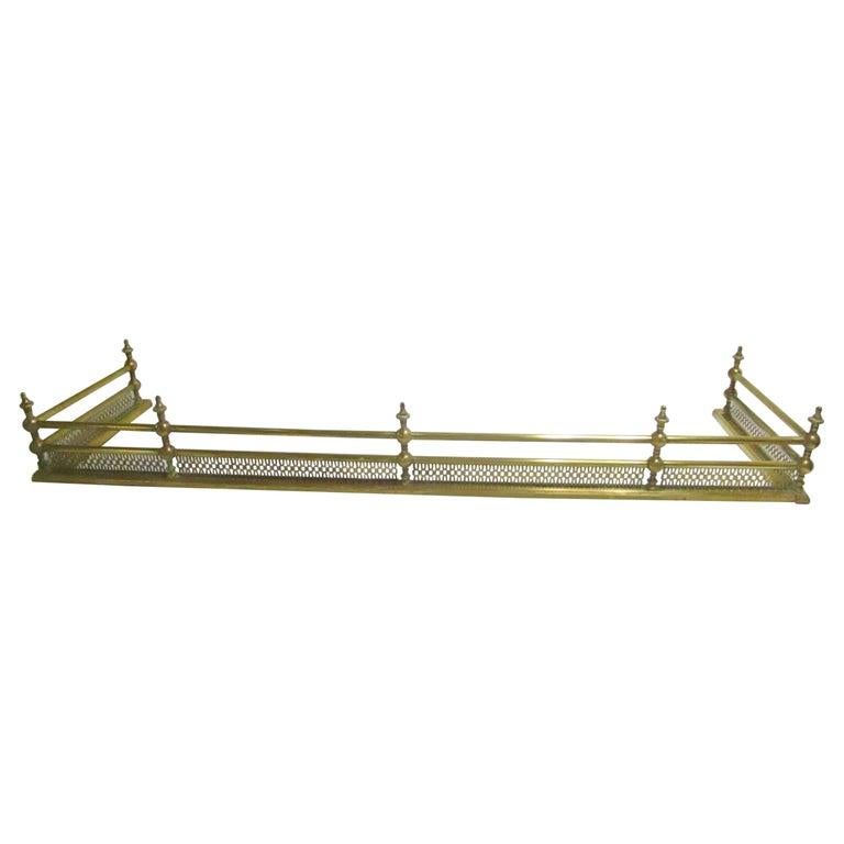 Defensa de chimenea clásica inglesa de latón de la Regencia del siglo XIX en venta 1