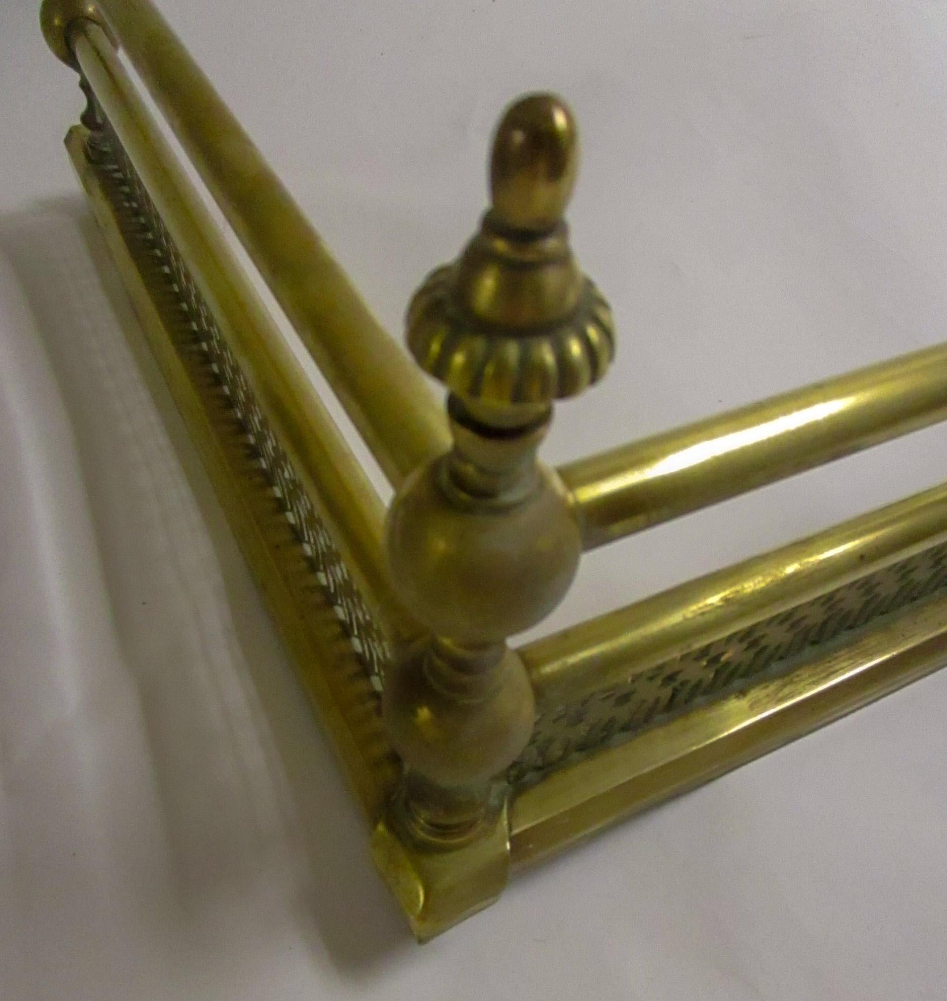 19th Century Classic Regency English Brass Fireplace Fender For Sale 3