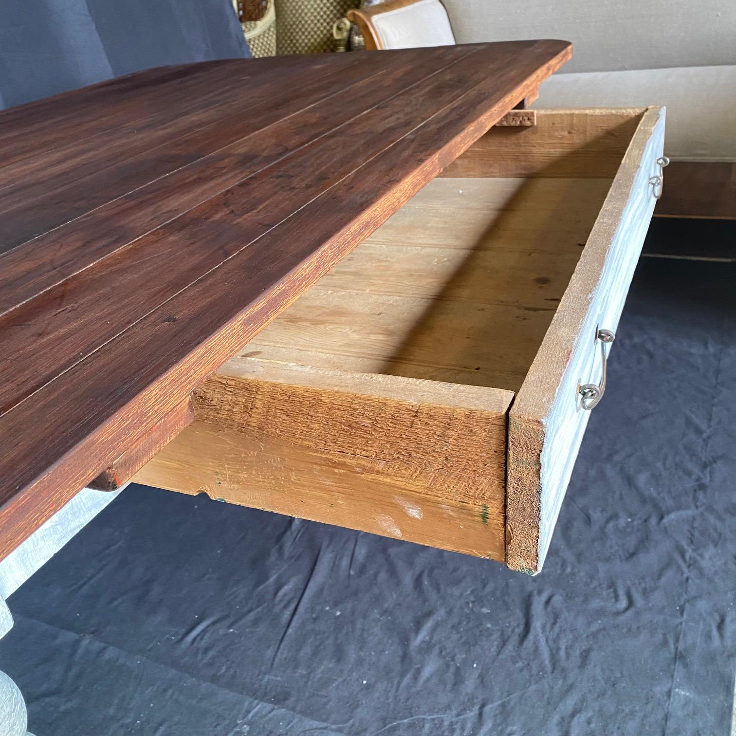 Mesa de comedor o escritorio grande de granja de estilo rústico clásico del siglo XIX en venta 5