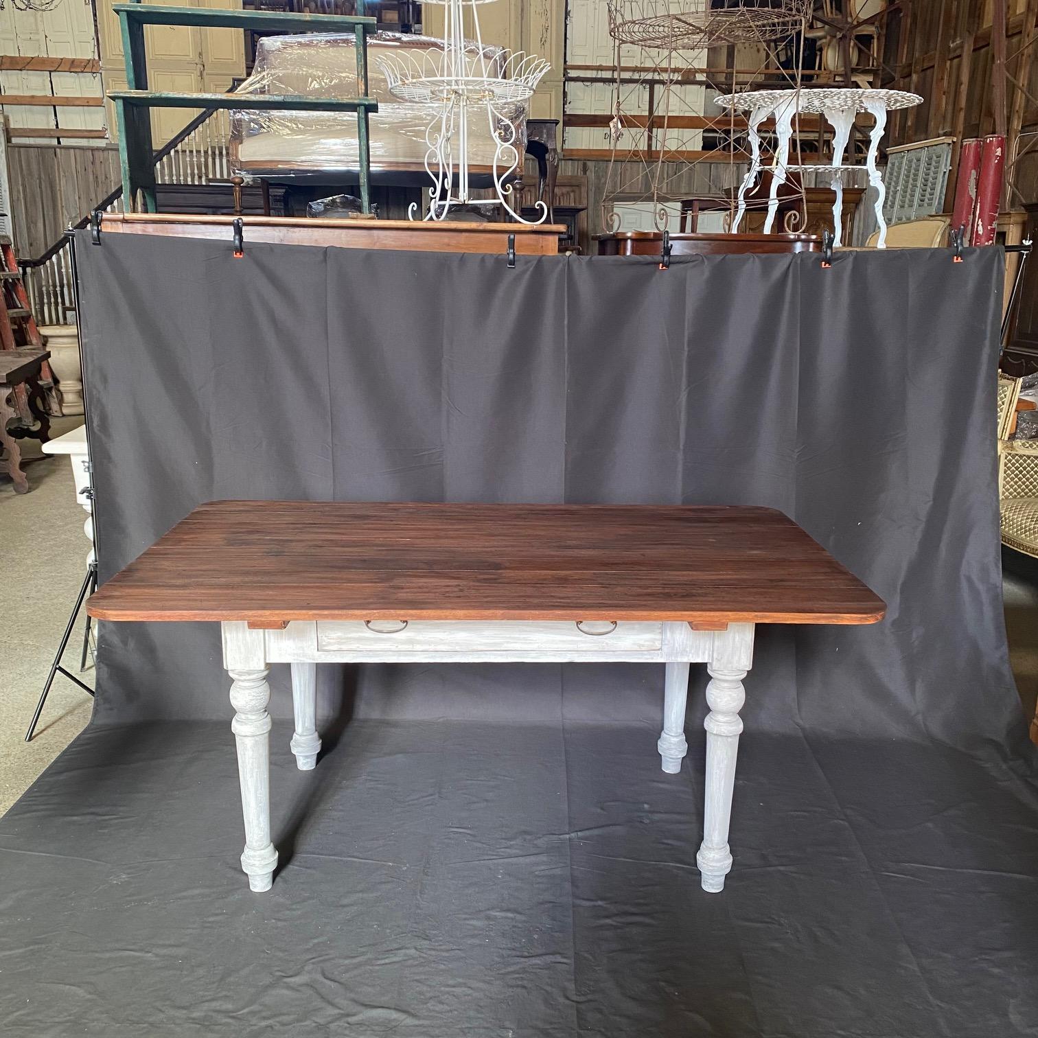 Mesa de comedor o escritorio grande de granja de estilo rústico clásico del siglo XIX en venta 8
