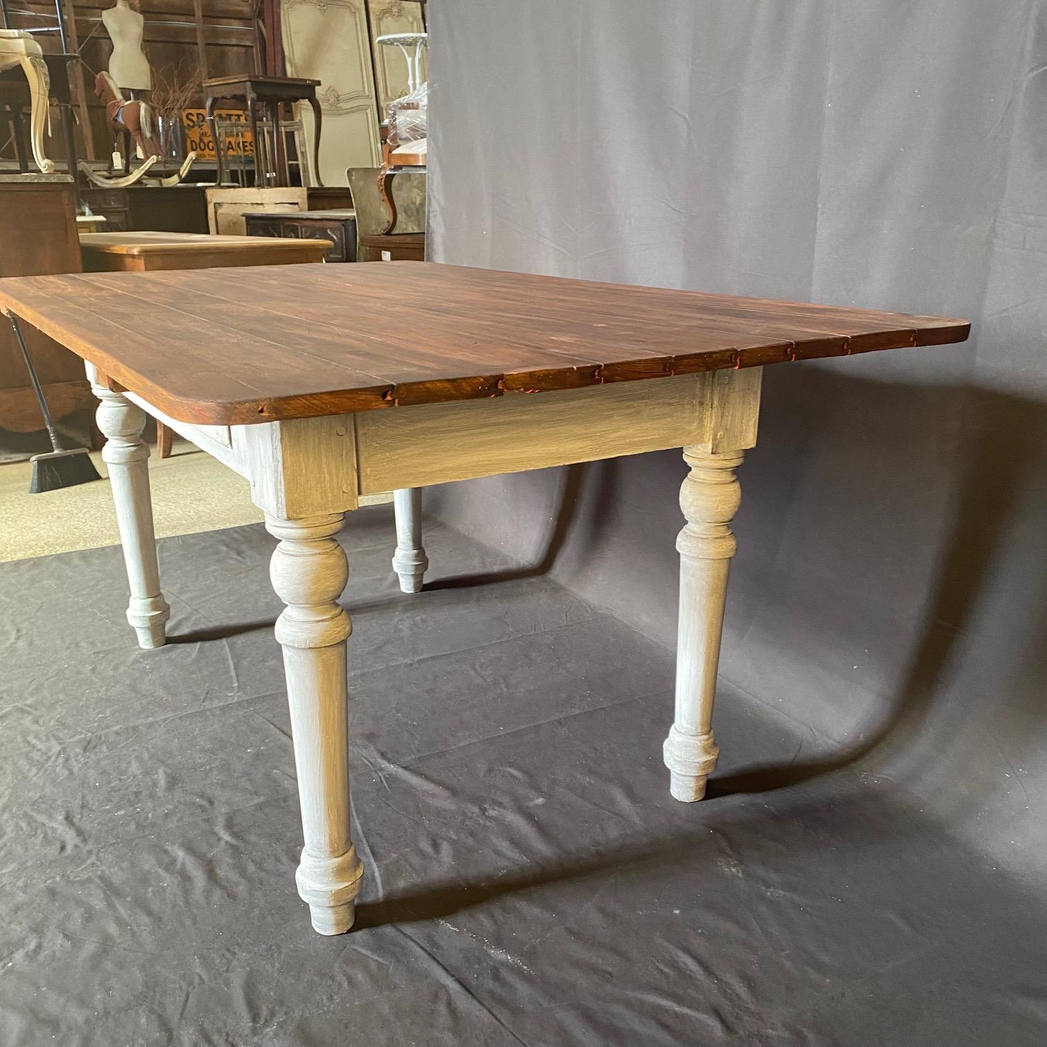 Mesa de comedor o escritorio grande de granja de estilo rústico clásico del siglo XIX Estadounidense en venta