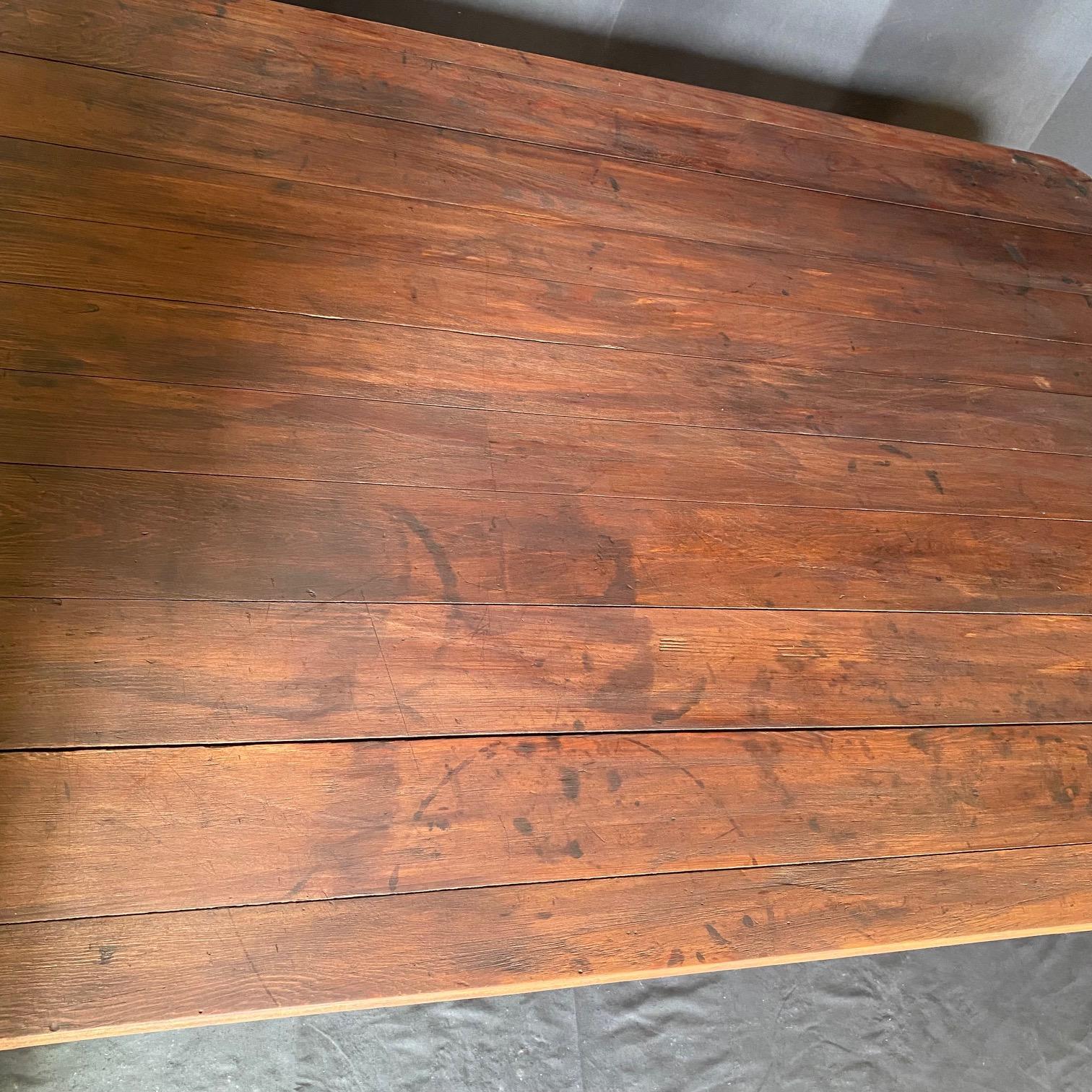 Mesa de comedor o escritorio grande de granja de estilo rústico clásico del siglo XIX en venta 3