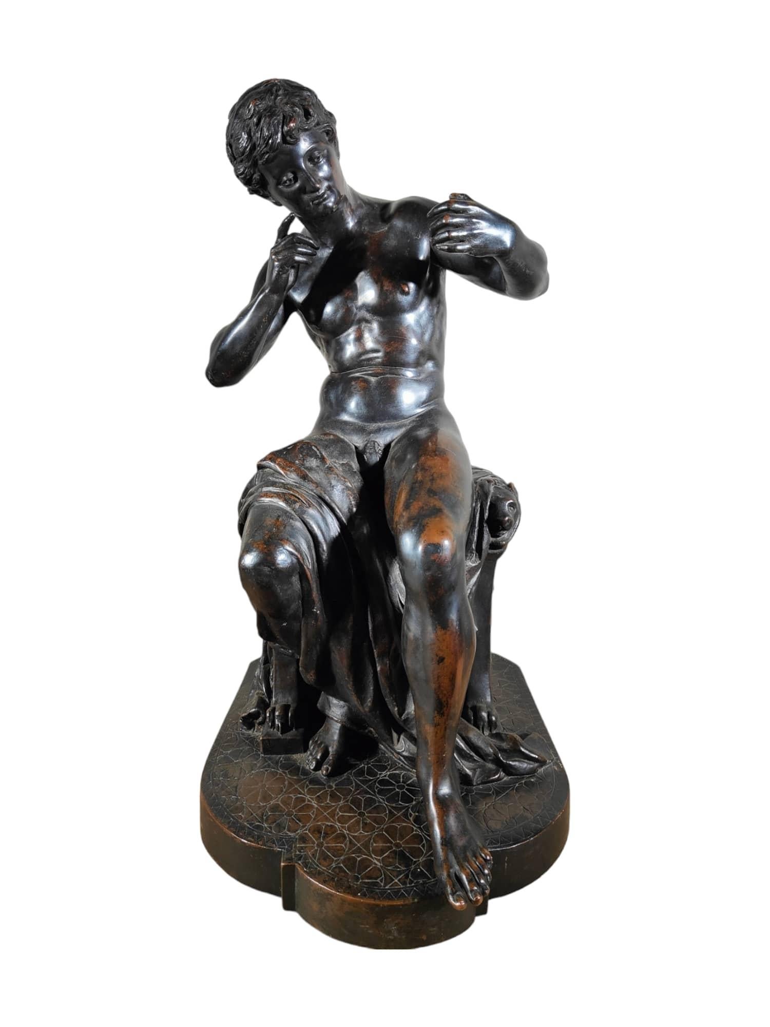 XIXe siècle Sculpture classique du 19ème siècle : Jeune assis en cuivre patiné foncé en vente