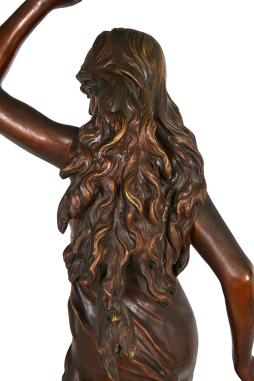 Patiné Horloge/sculpture classique en bronze du 19ème siècle, par Aug. Moreau en vente