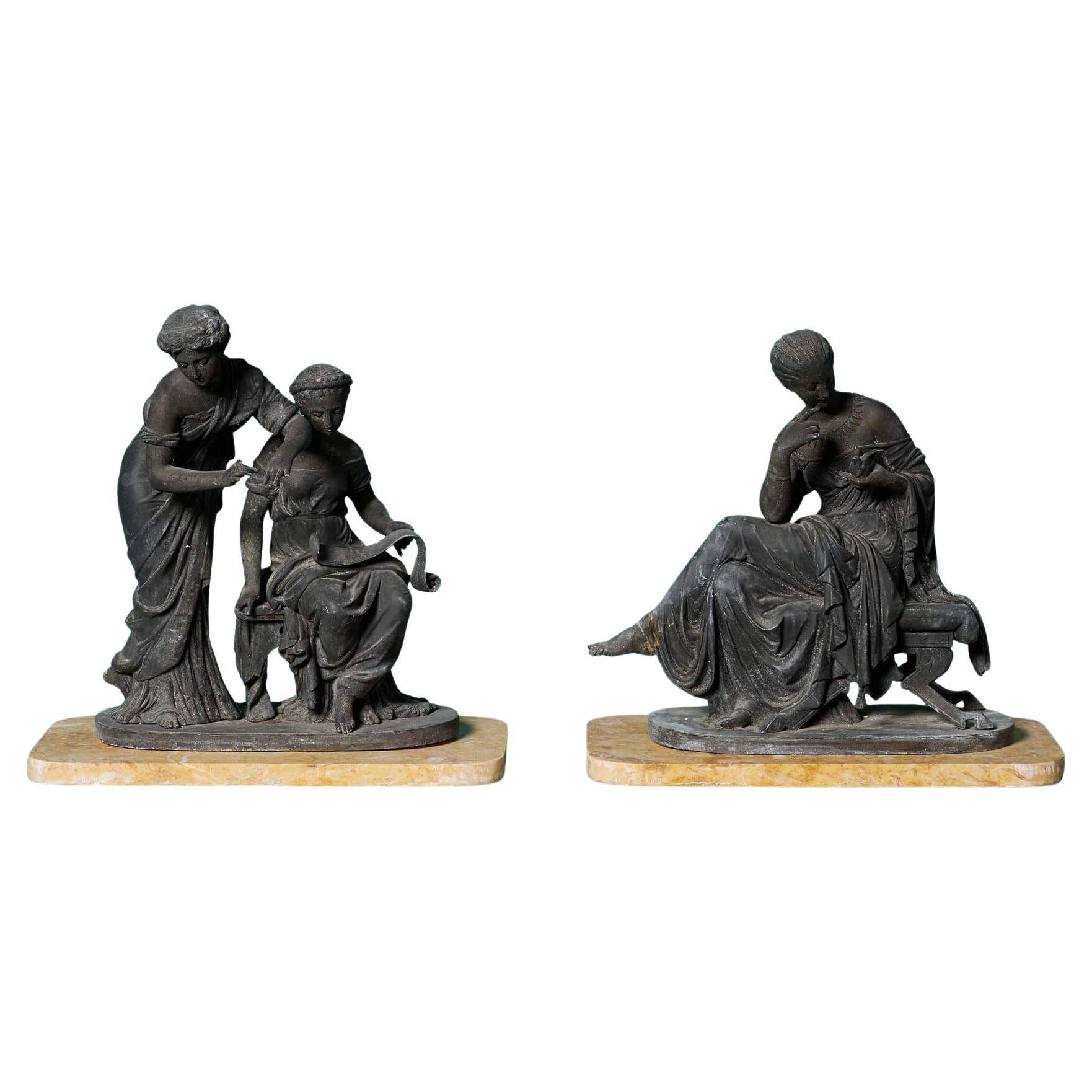 Klassische Figuren des 19. Jahrhunderts auf Marmorsockeln