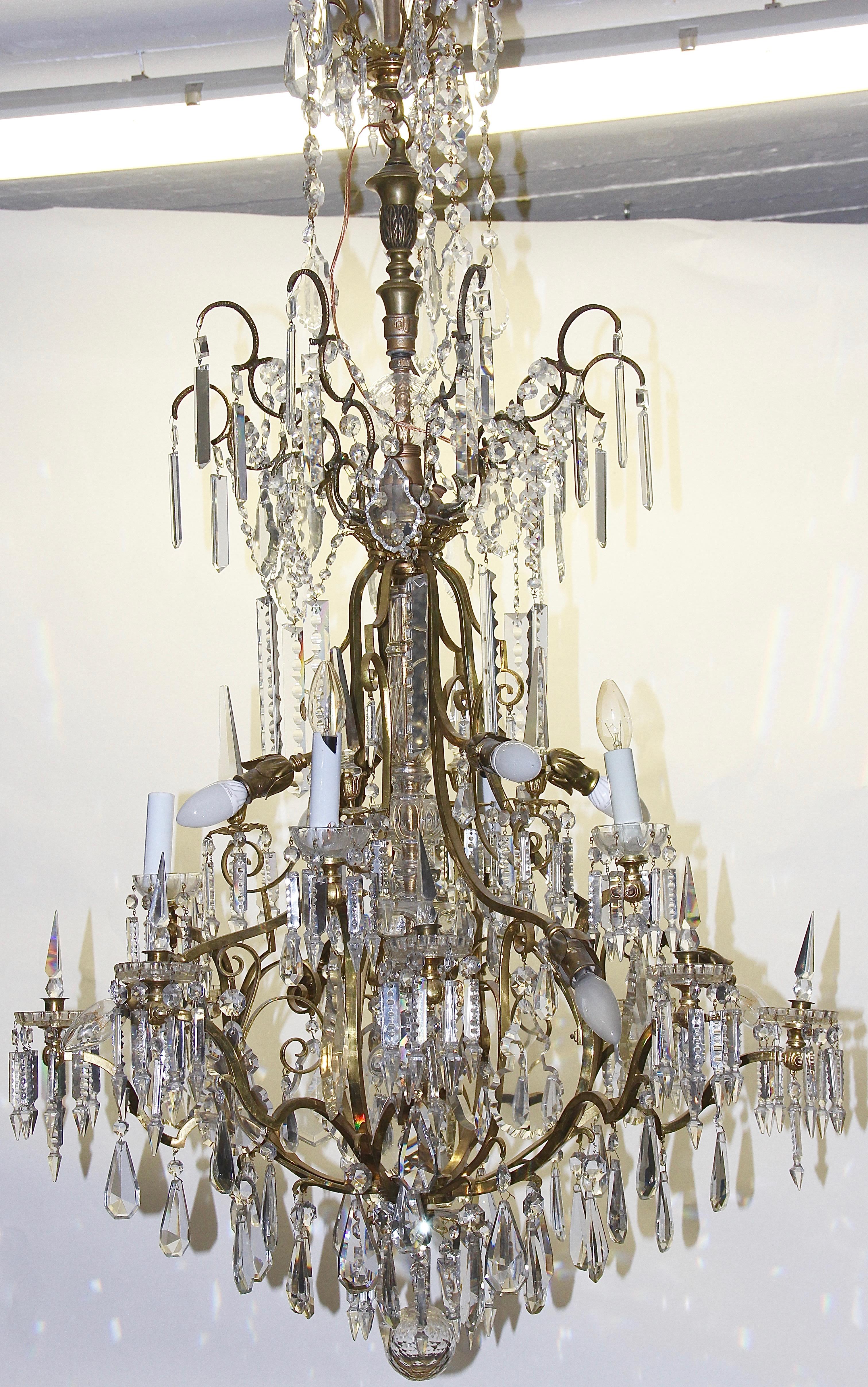 Lustre du XIXe siècle extrêmement décoratif et de grande qualité.

luminaire européen classique du 19e siècle à chandelier de plafond