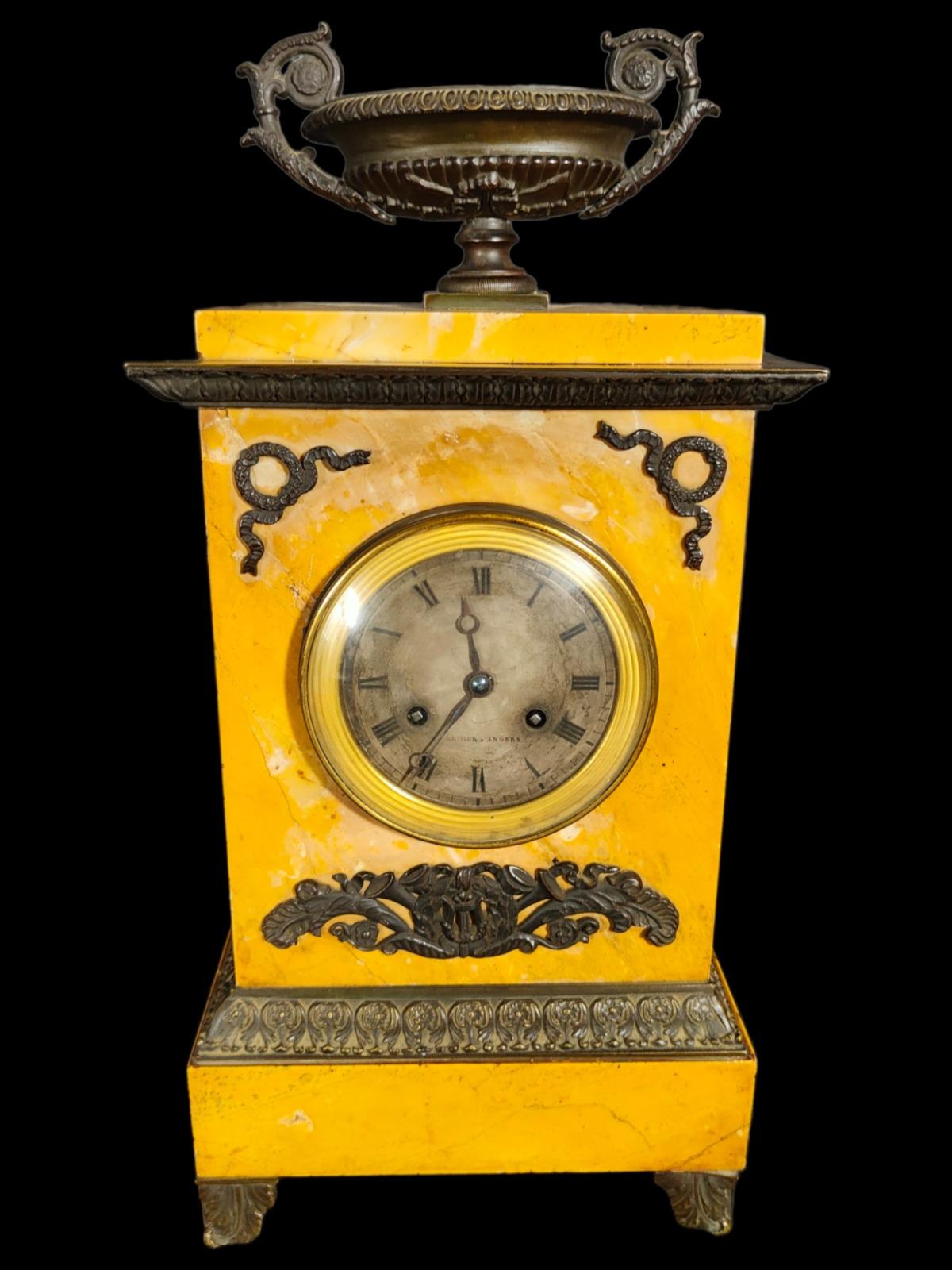 Uhr Empire-Uhr aus Siena-Marmor aus dem 19. Jahrhundert (Handgefertigt) im Angebot