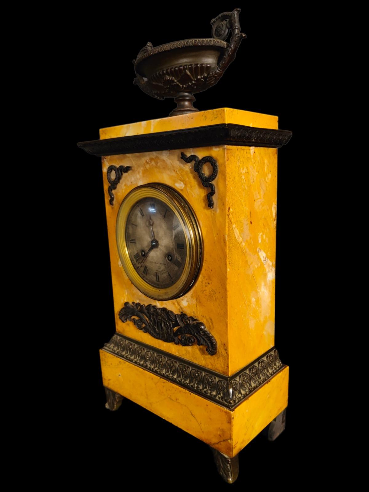 Uhr Empire-Uhr aus Siena-Marmor aus dem 19. Jahrhundert im Zustand „Gut“ im Angebot in Madrid, ES