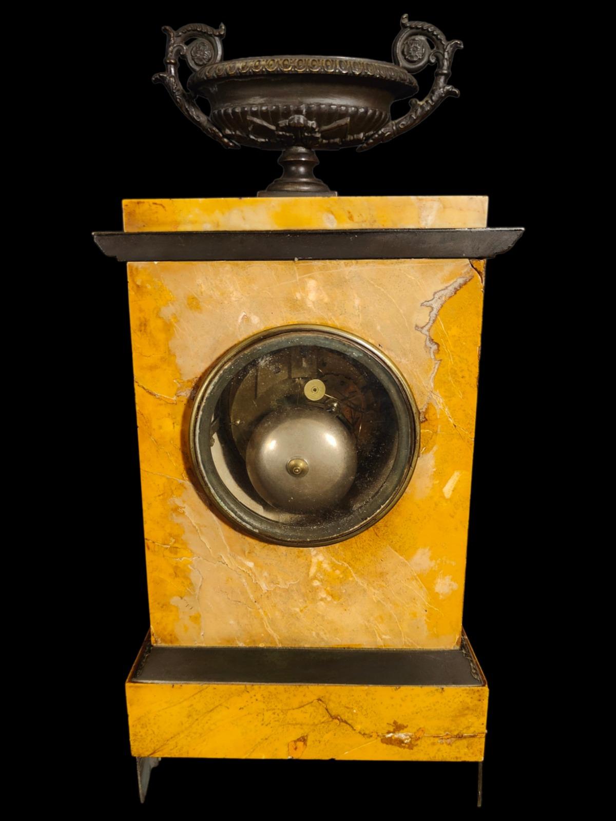 Uhr Empire-Uhr aus Siena-Marmor aus dem 19. Jahrhundert im Angebot 1