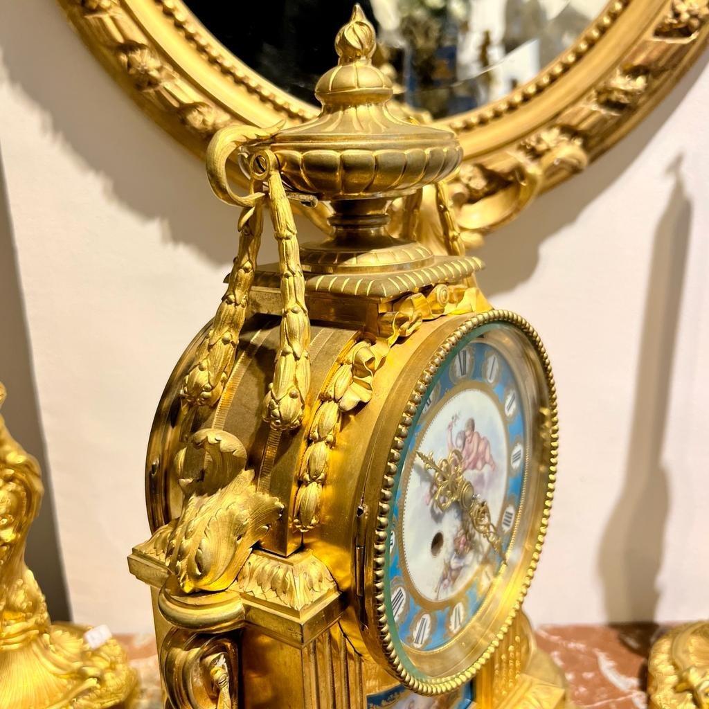 19th Century Clock in Gilt Bronze with a Porcelain Plate from Sévres In Good Condition For Sale In NICE, FR