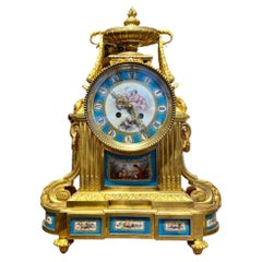 19th Century Clock in Gilt Bronze with a Porcelain Plate from Sévres