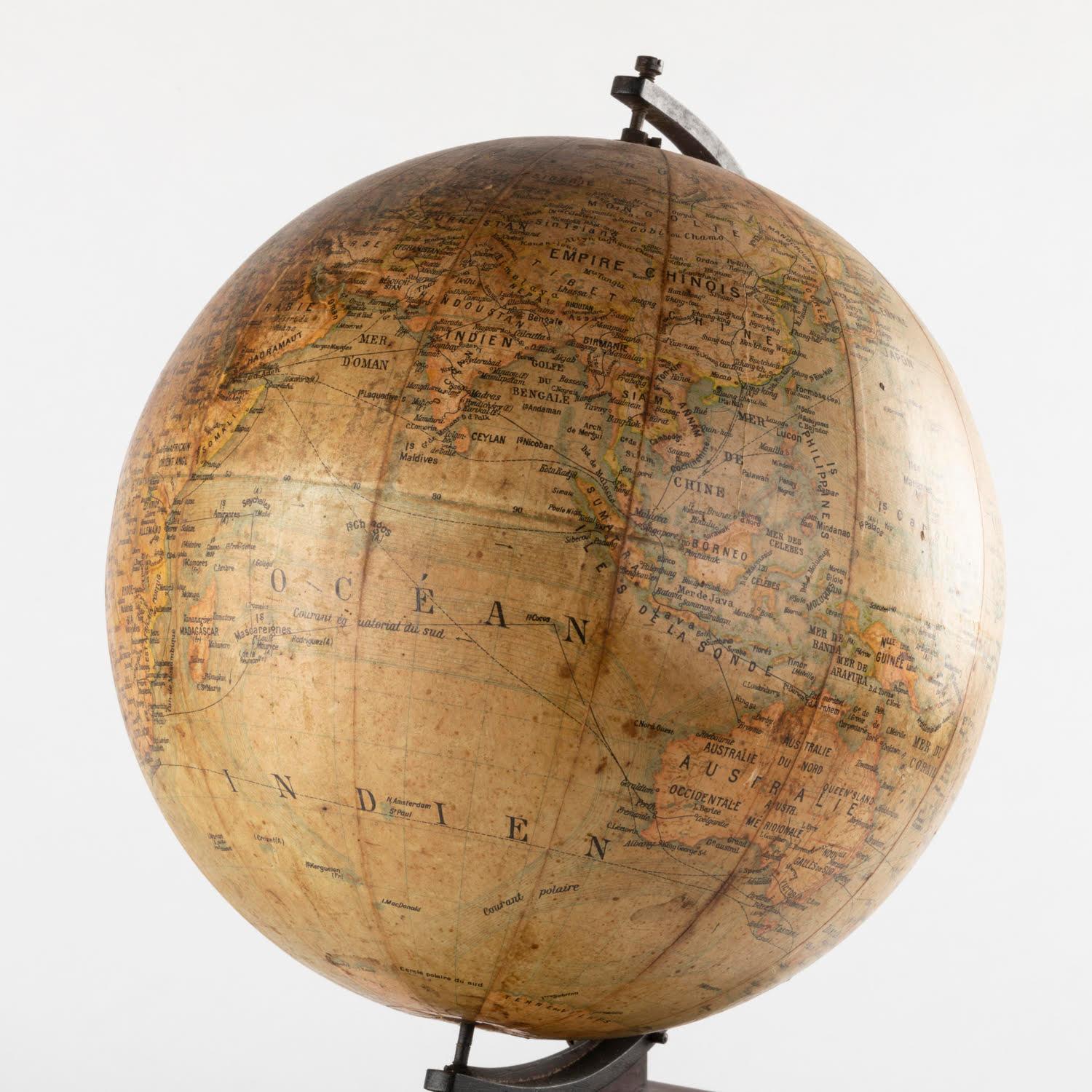 19th Century Clock Surmounted by a Globe, Napoleon III Period. For Sale 3