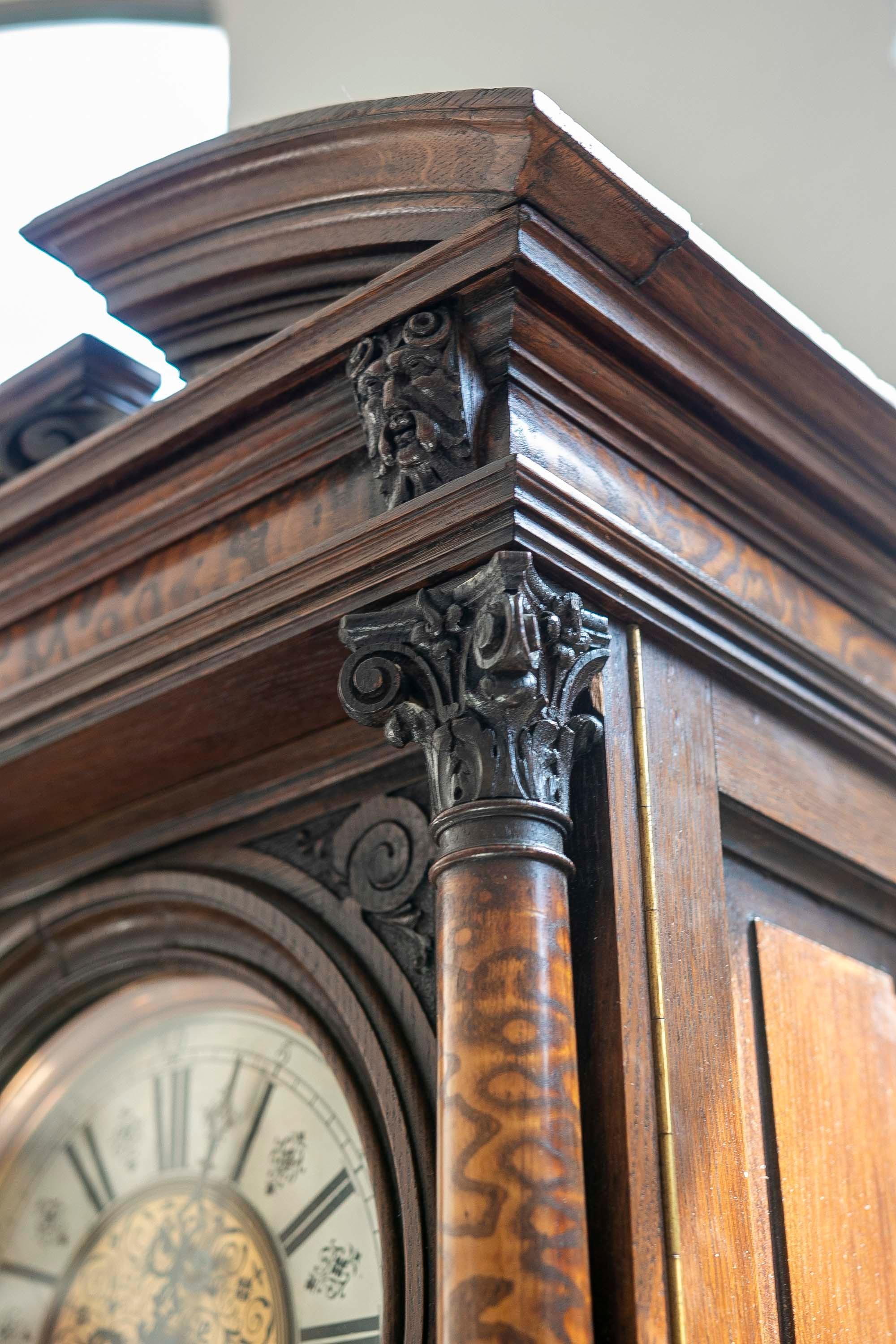 Horloge du 19e siècle avec boîtier en chêne sculpté à la main et mécanisme d'origine en vente 8