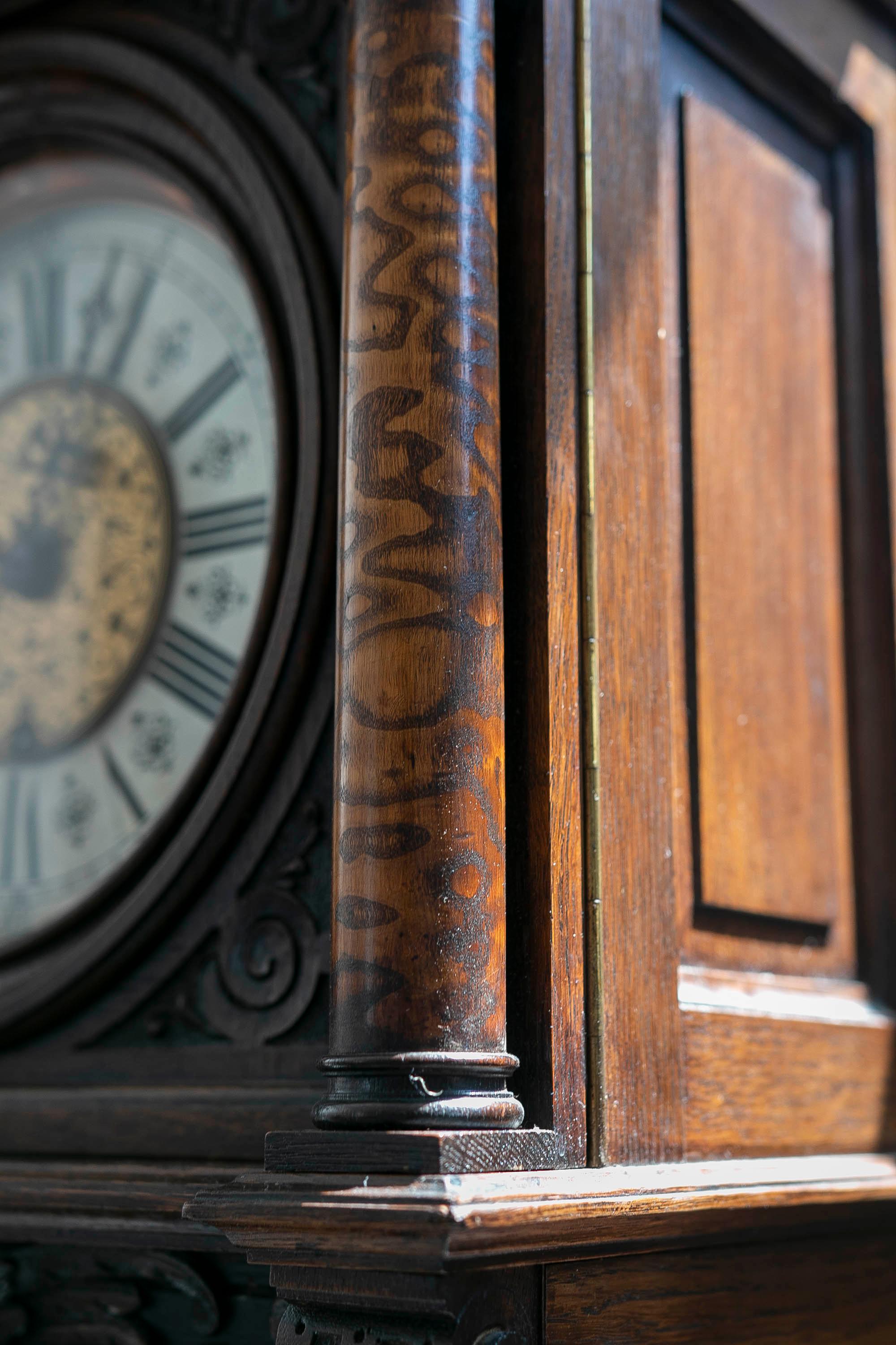 Uhr aus dem 19. Jahrhundert mit handgeschnitztem Eichenholzgehäuse mit originalem Mechanismus im Angebot 10