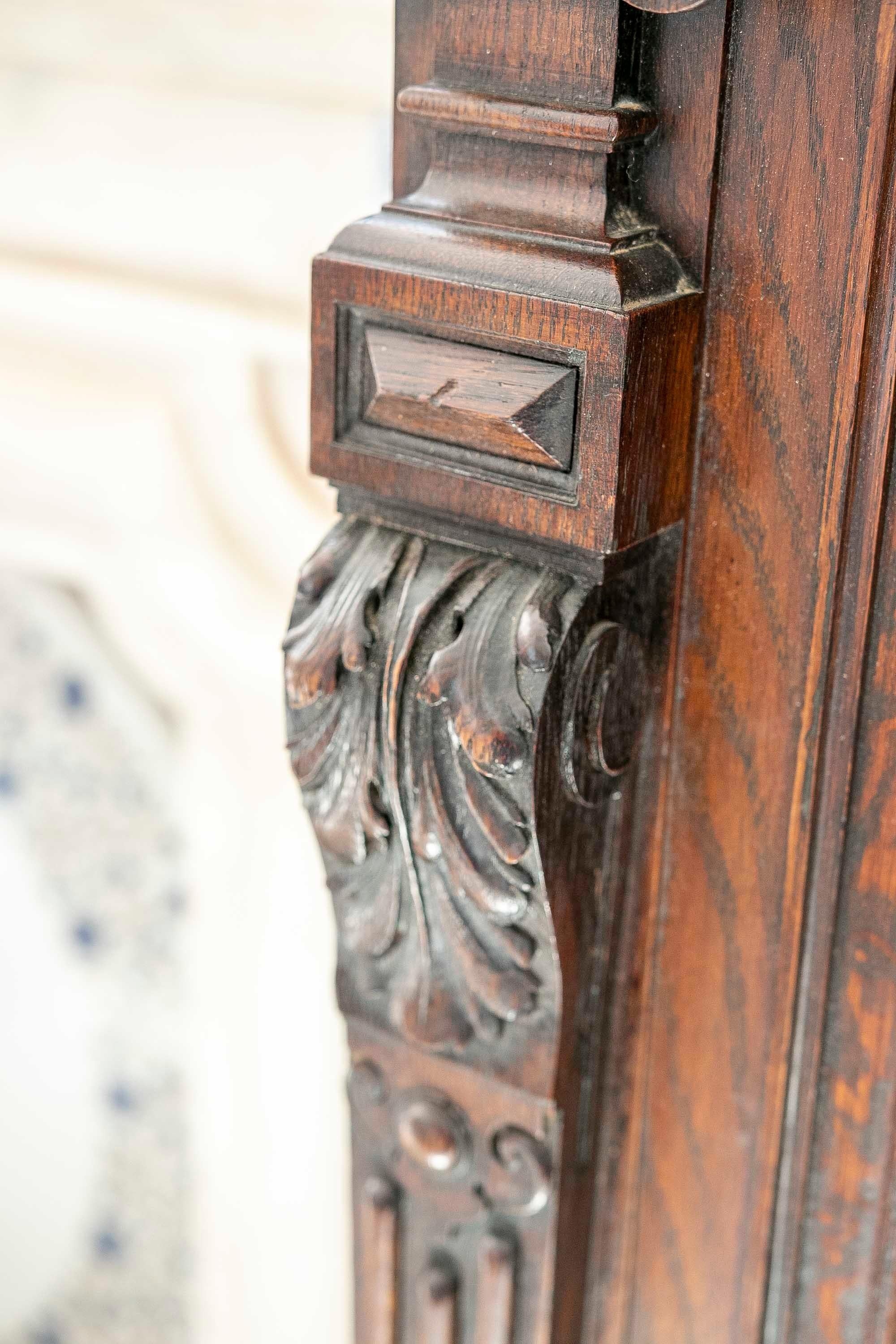 Horloge du 19e siècle avec boîtier en chêne sculpté à la main et mécanisme d'origine en vente 13