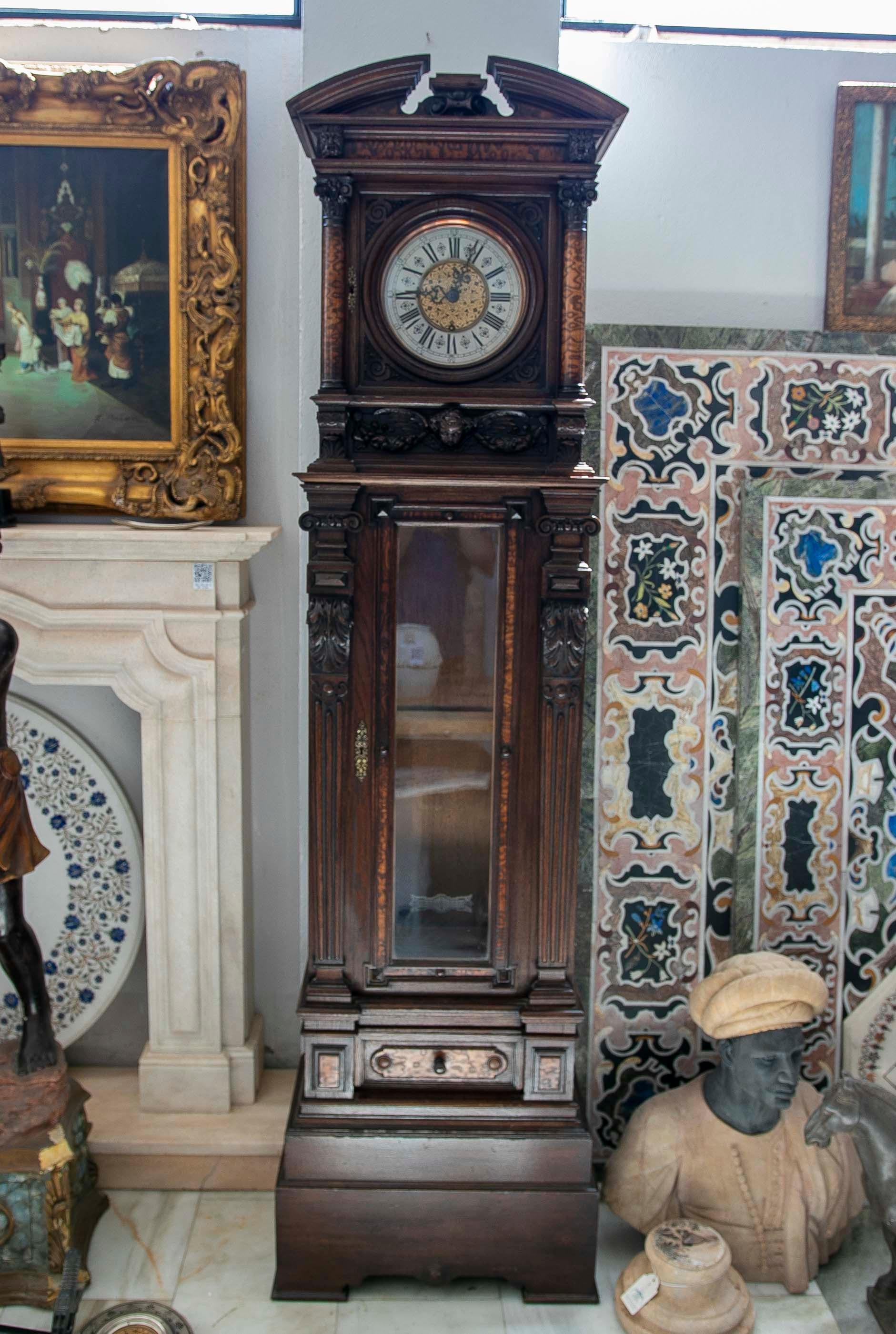 Anglais Horloge du 19e siècle avec boîtier en chêne sculpté à la main et mécanisme d'origine en vente