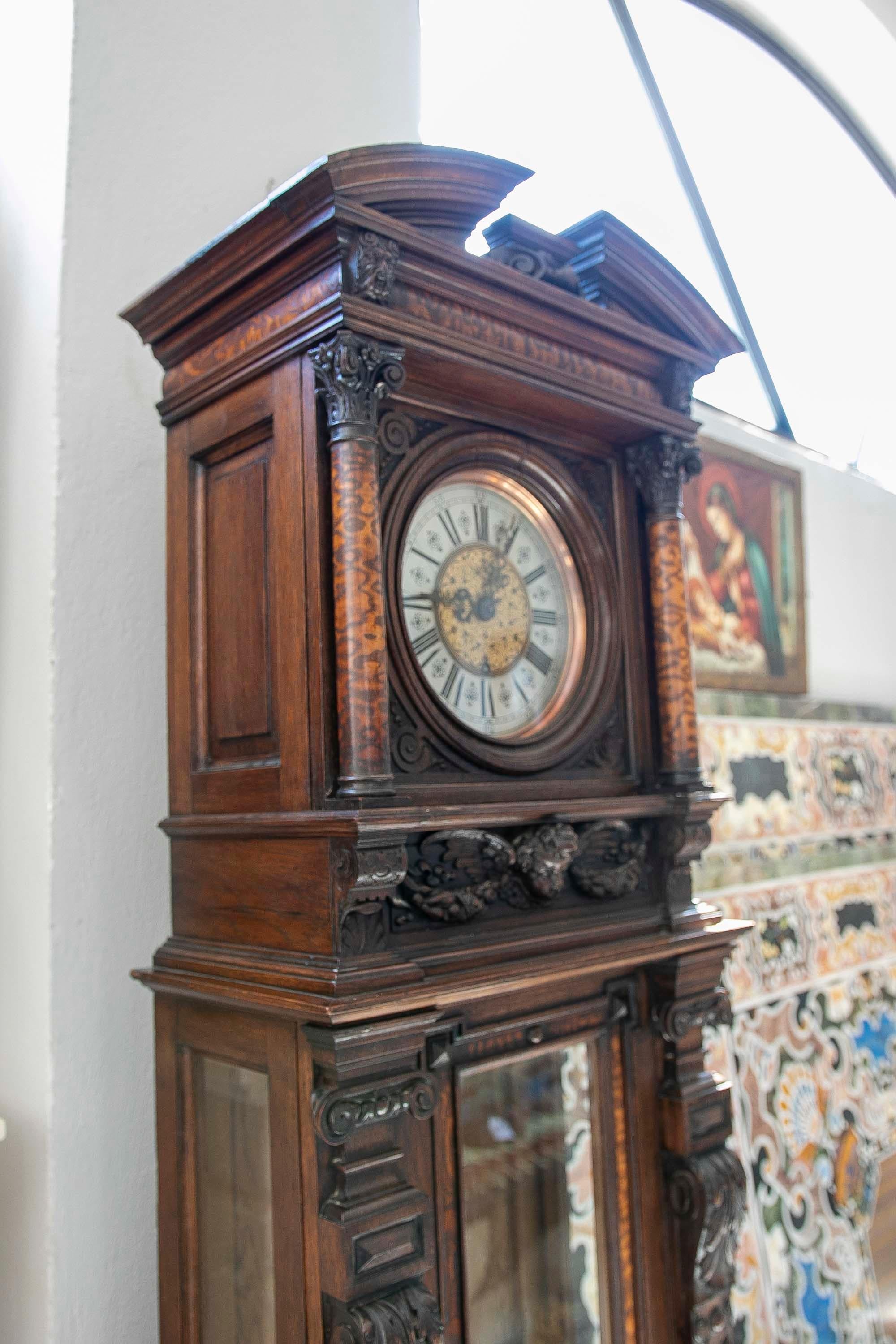 Uhr aus dem 19. Jahrhundert mit handgeschnitztem Eichenholzgehäuse mit originalem Mechanismus im Zustand „Gut“ im Angebot in Marbella, ES
