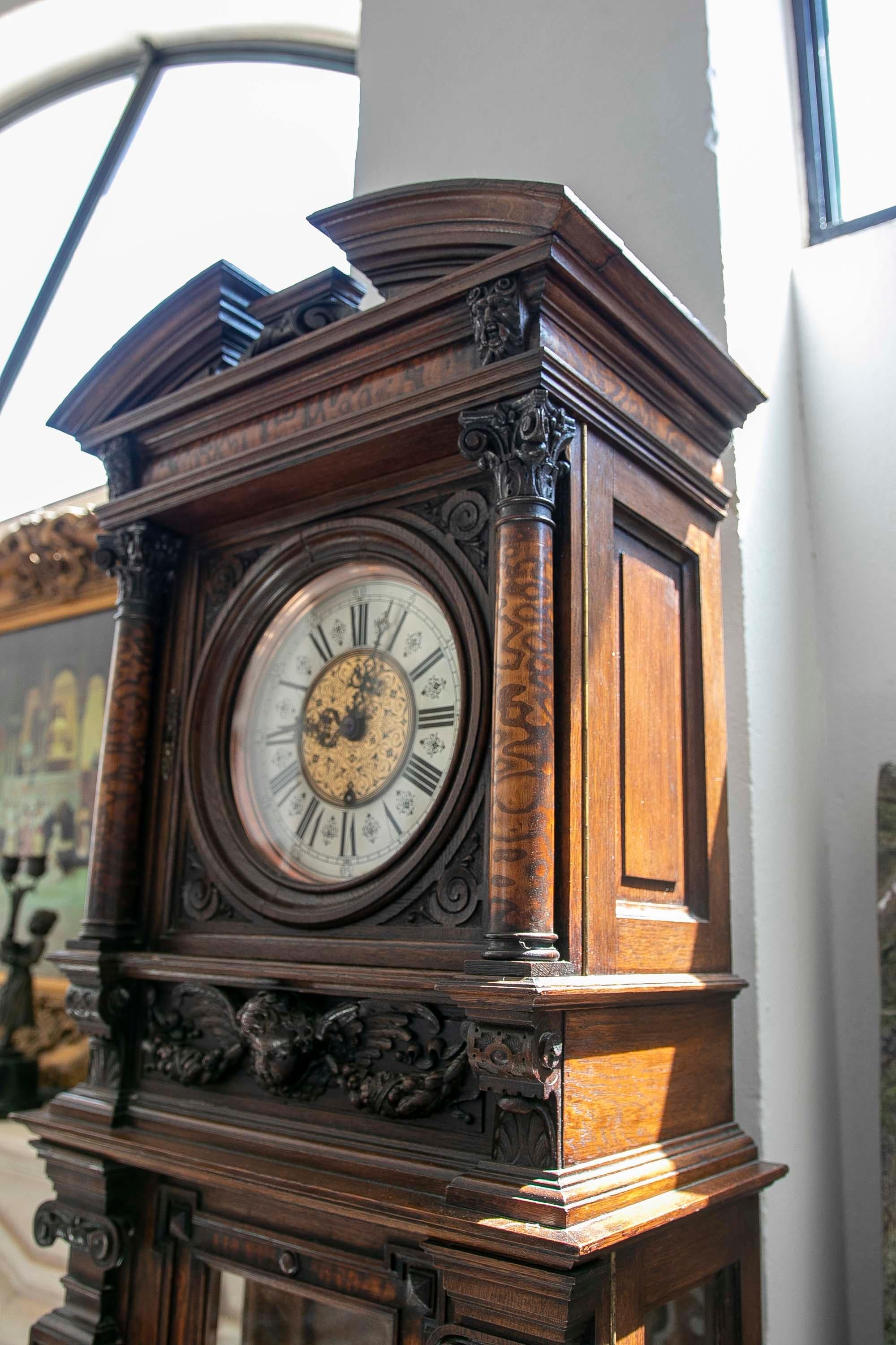 XIXe siècle Horloge du 19e siècle avec boîtier en chêne sculpté à la main et mécanisme d'origine en vente