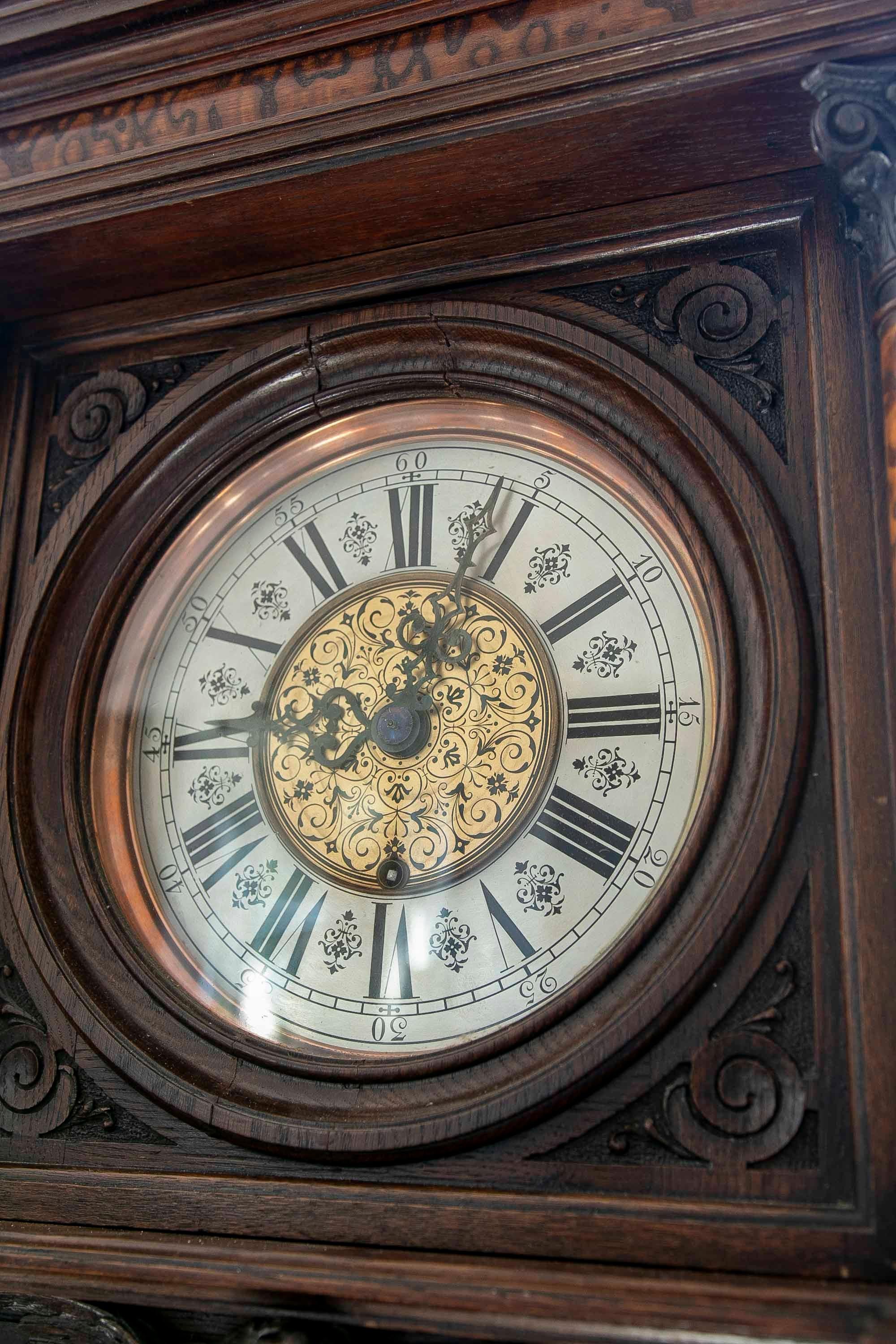 Uhr aus dem 19. Jahrhundert mit handgeschnitztem Eichenholzgehäuse mit originalem Mechanismus im Angebot 1