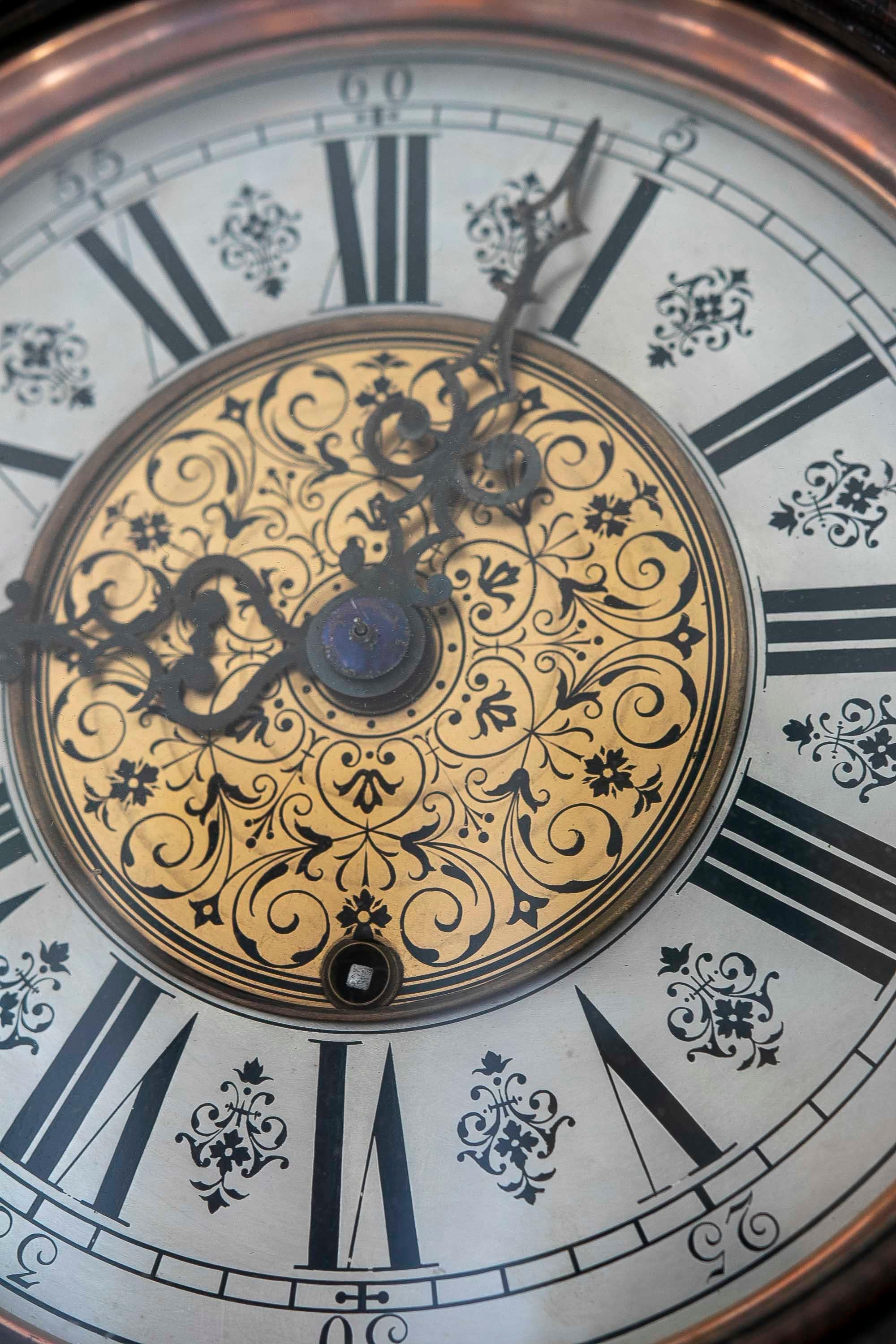 Horloge du 19e siècle avec boîtier en chêne sculpté à la main et mécanisme d'origine en vente 1