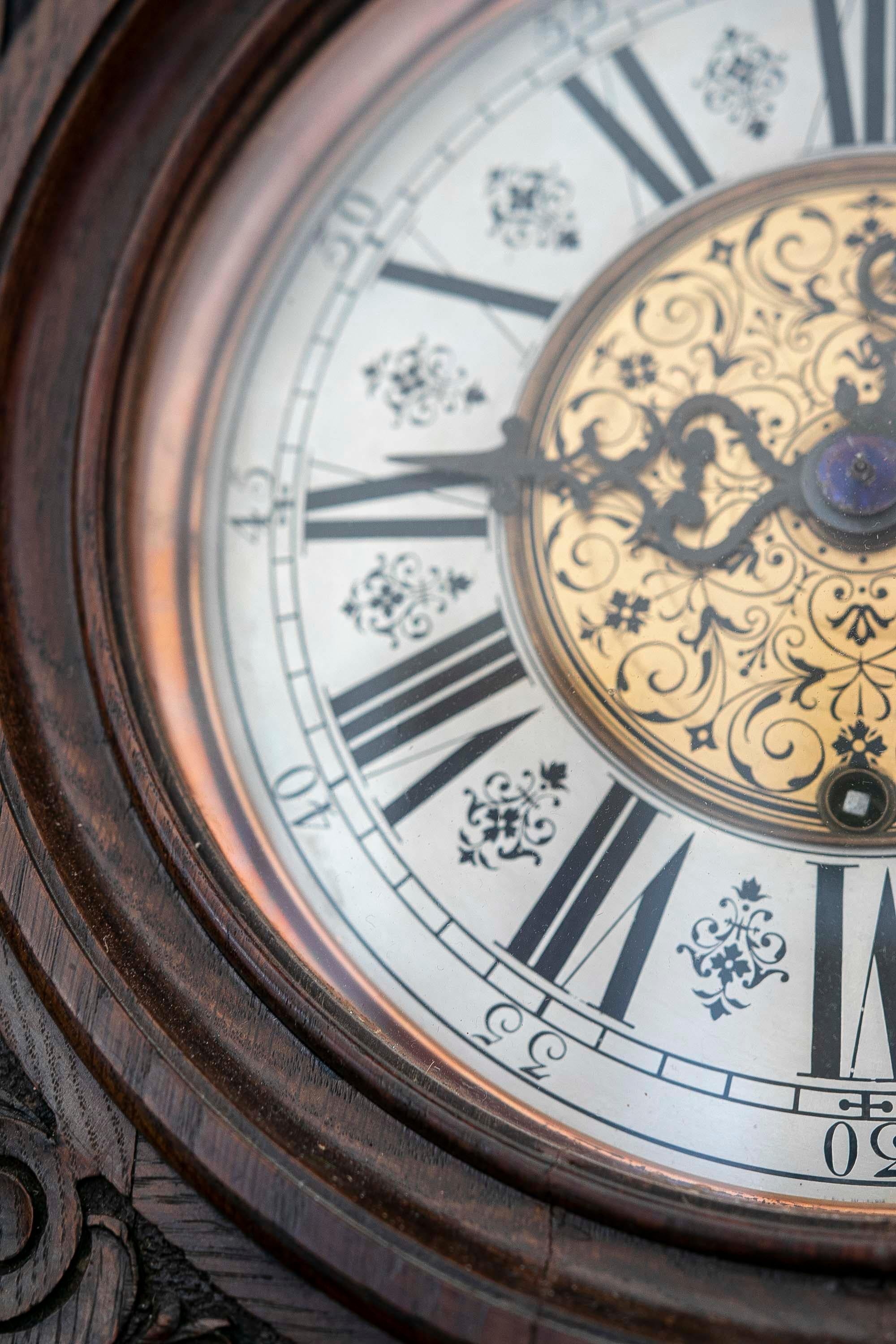 Horloge du 19e siècle avec boîtier en chêne sculpté à la main et mécanisme d'origine en vente 2