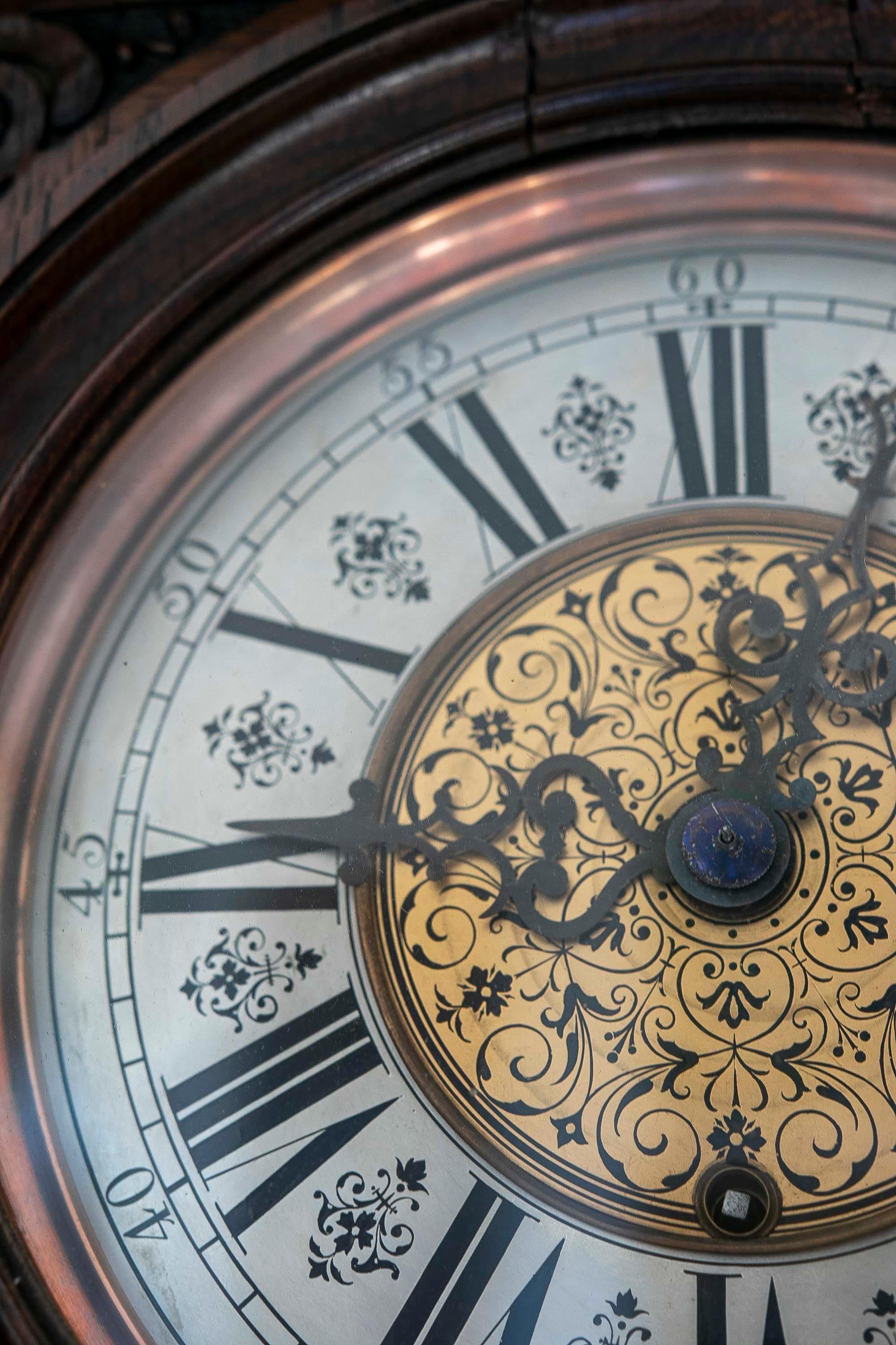 Horloge du 19e siècle avec boîtier en chêne sculpté à la main et mécanisme d'origine en vente 3
