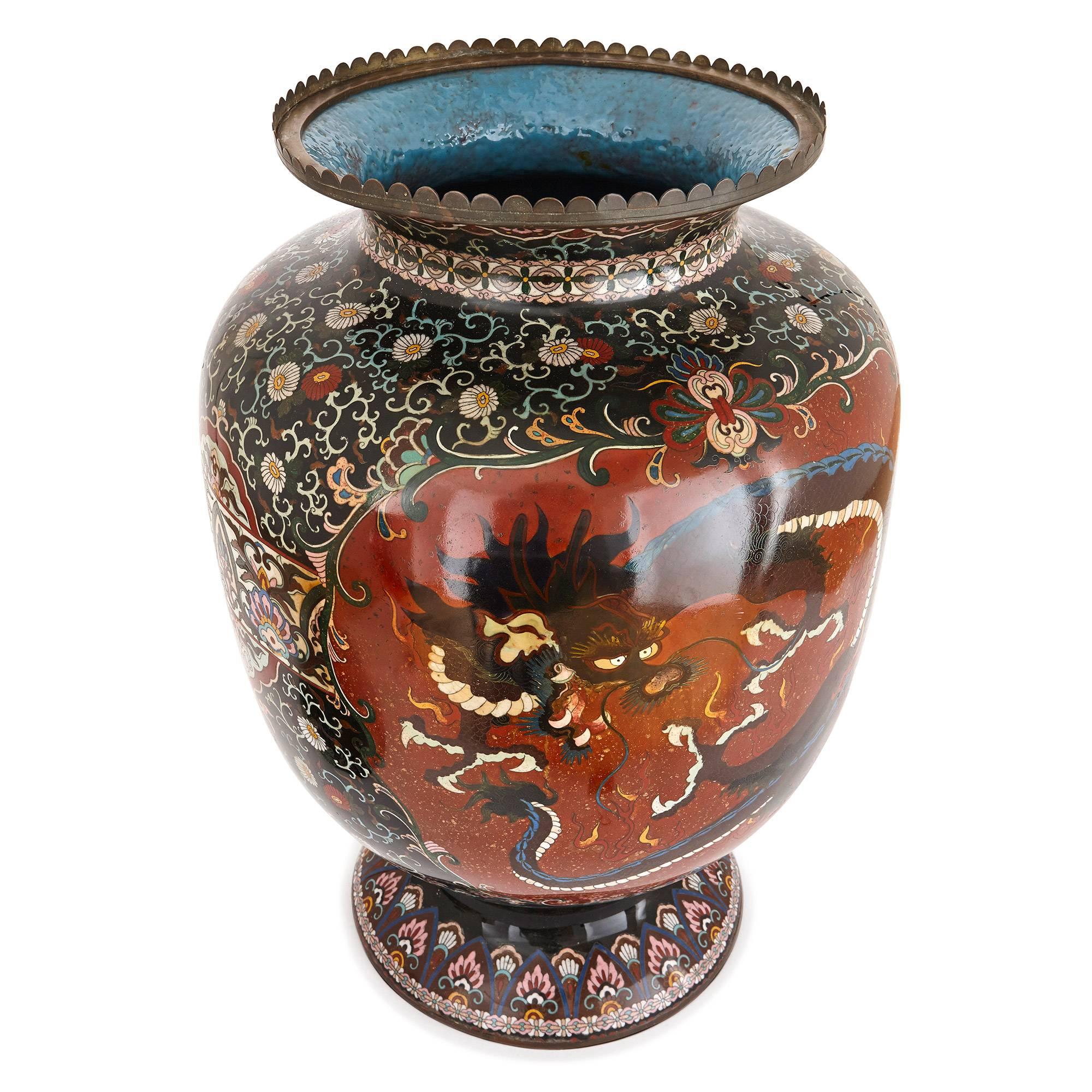Ce vase japonais ancien au décor complexe a été fabriqué pendant la période Meiji (1868-1912). Le vase est de forme circulaire et présente une base cintrée, un grand corps ovoïde et un couvercle avec un fleuron en forme de chignon. Le vase est