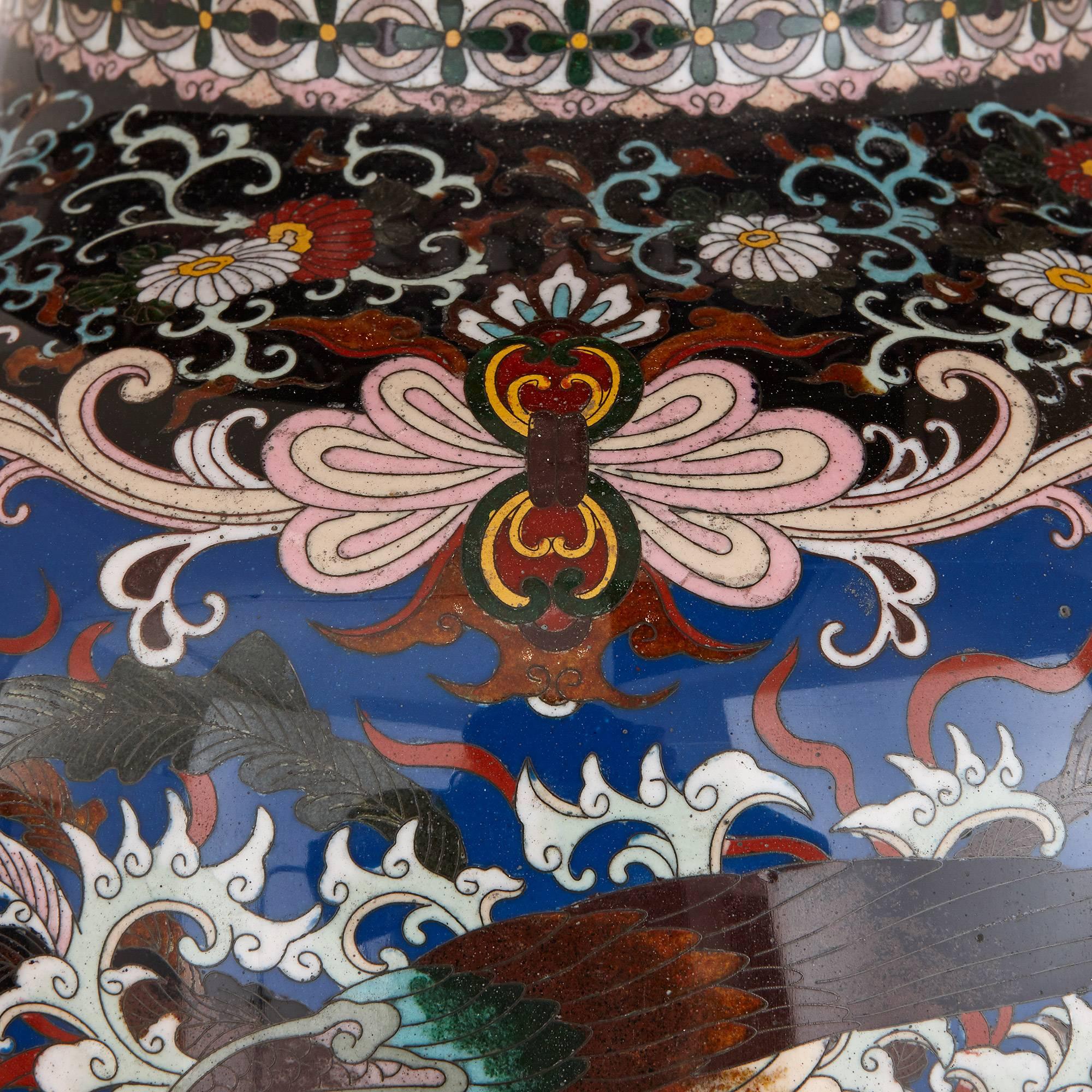 Vase dragon en émail cloisonné du XIXe siècle, période Meiji, Japon Excellent état - En vente à London, GB