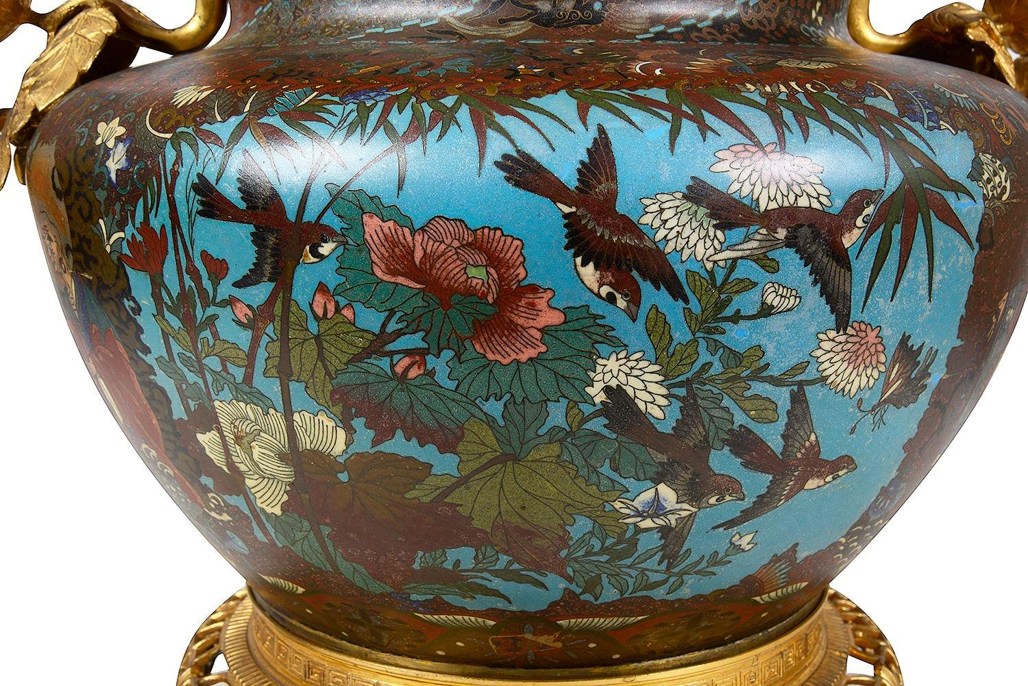 Très décorative jardinière en émail cloisonné de style chinois du XIXe siècle, avec de magnifiques montures en bronze doré représentant des poignées d'oiseaux exotiques, un pied et un collier percés de style chinois. Décoration de motifs classiques
