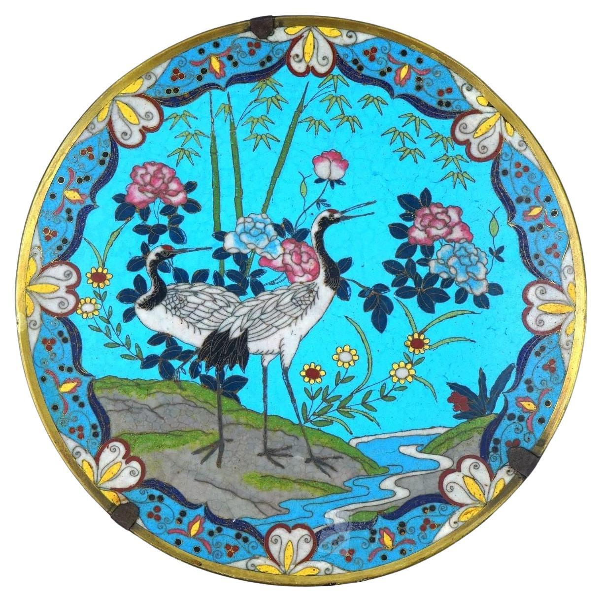 Cloisonné-Teller aus dem 19. Jahrhundert, der Kraniche darstellt